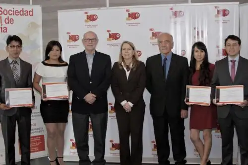 Estudiantes premiados por la SNP en mérito a sus  trabajos de investigación. Foto: Cortesía.