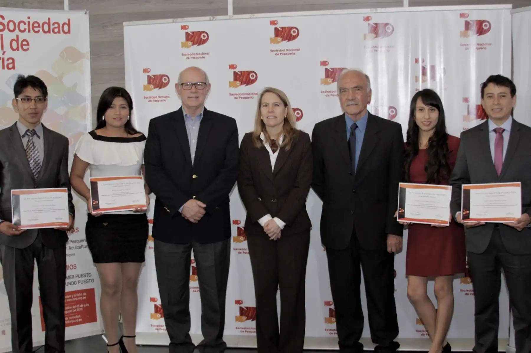 Estudiantes premiados por la SNP en mérito a sus  trabajos de investigación. Foto: Cortesía.