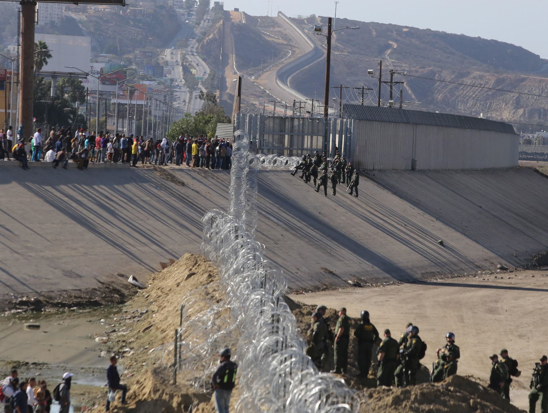 Migrantes intentan entrar a Estados Unidos por la frontera de Tijuana. EFE