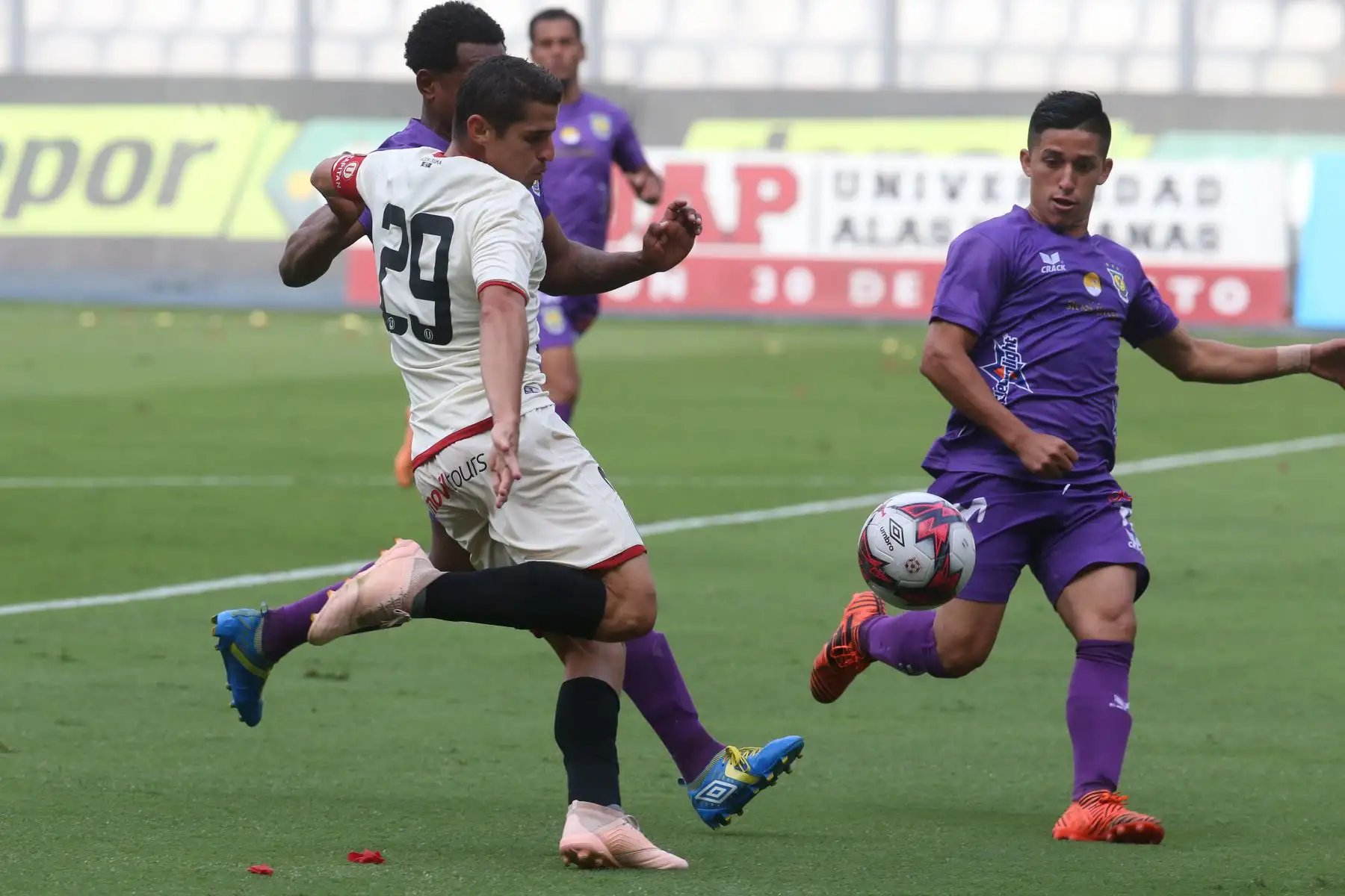 Universitario de Deportes terminó con un triunfo de 2-0 ante Comerciantes Unidos, en el Estadio Nacional. Foto: ANDINA/Vidal Tarqui