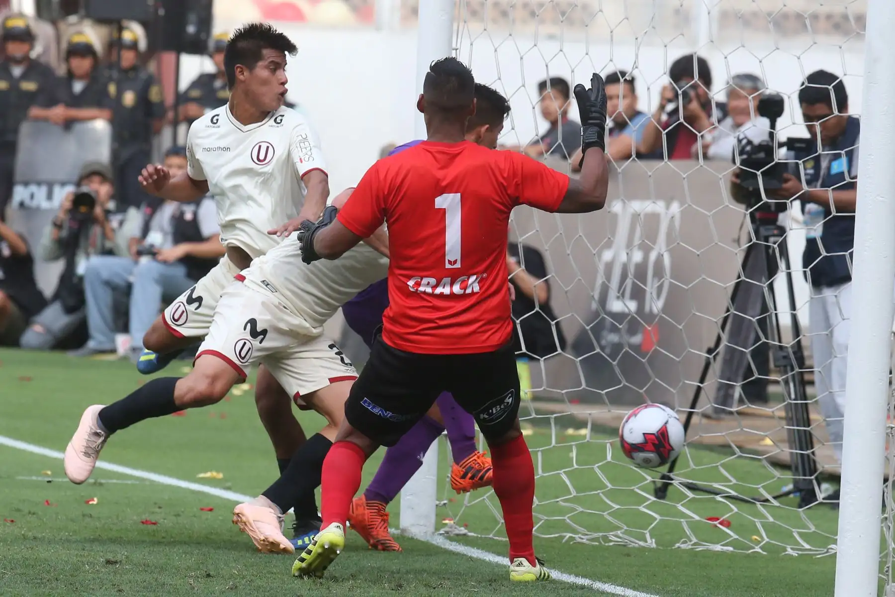 Universitario de Deportes terminó con un triunfo de 2-0 ante Comerciantes Unidos, en el Estadio Nacional. Foto: ANDINA/Vidal Tarqui