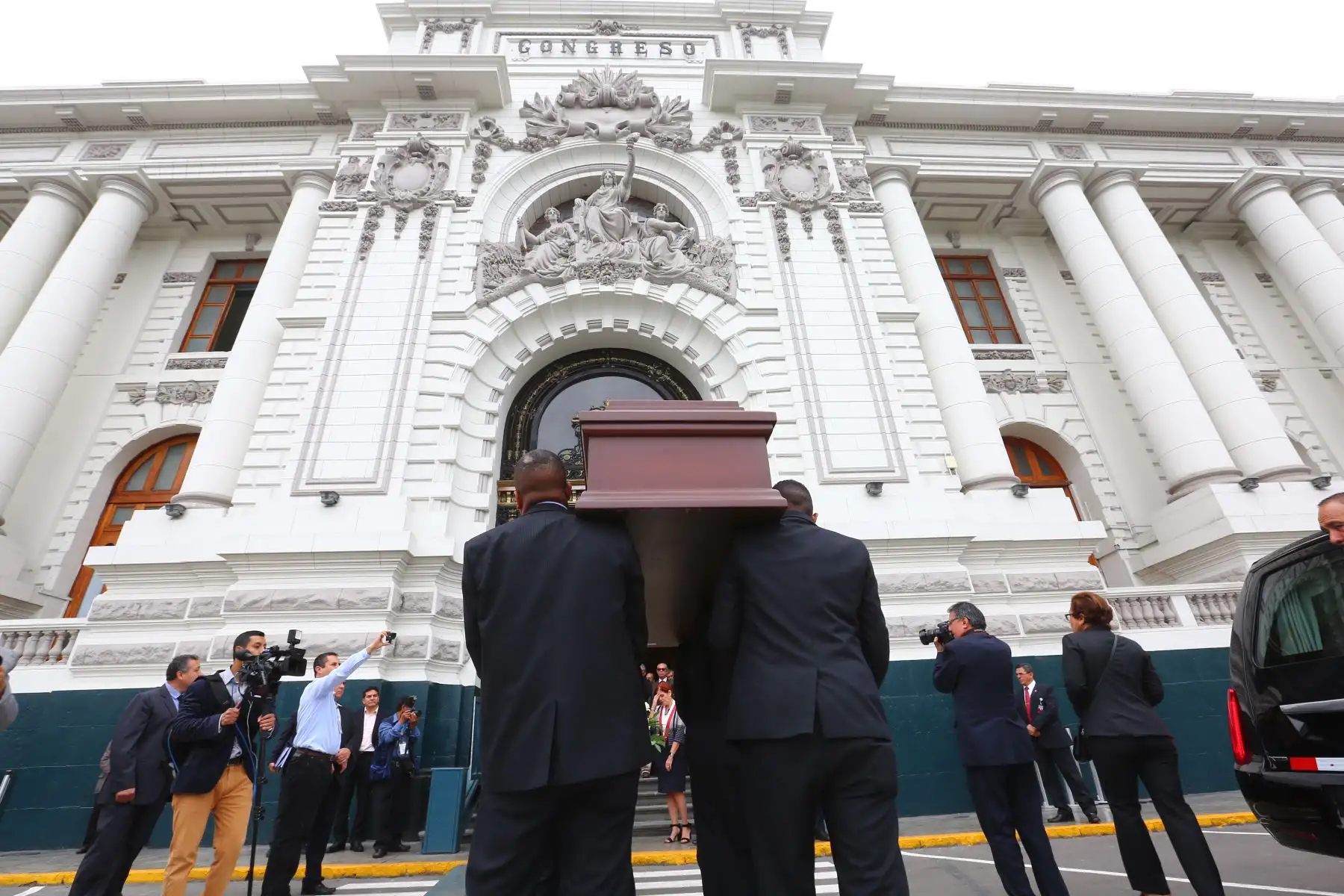 El cortejo fúnebre con los restos del fallecido constitucionalista y exsenador Enrique Bernales Ballesteros llega a las instalaciones del Palacio Legislativo. Foto:ANDINA/Congreso