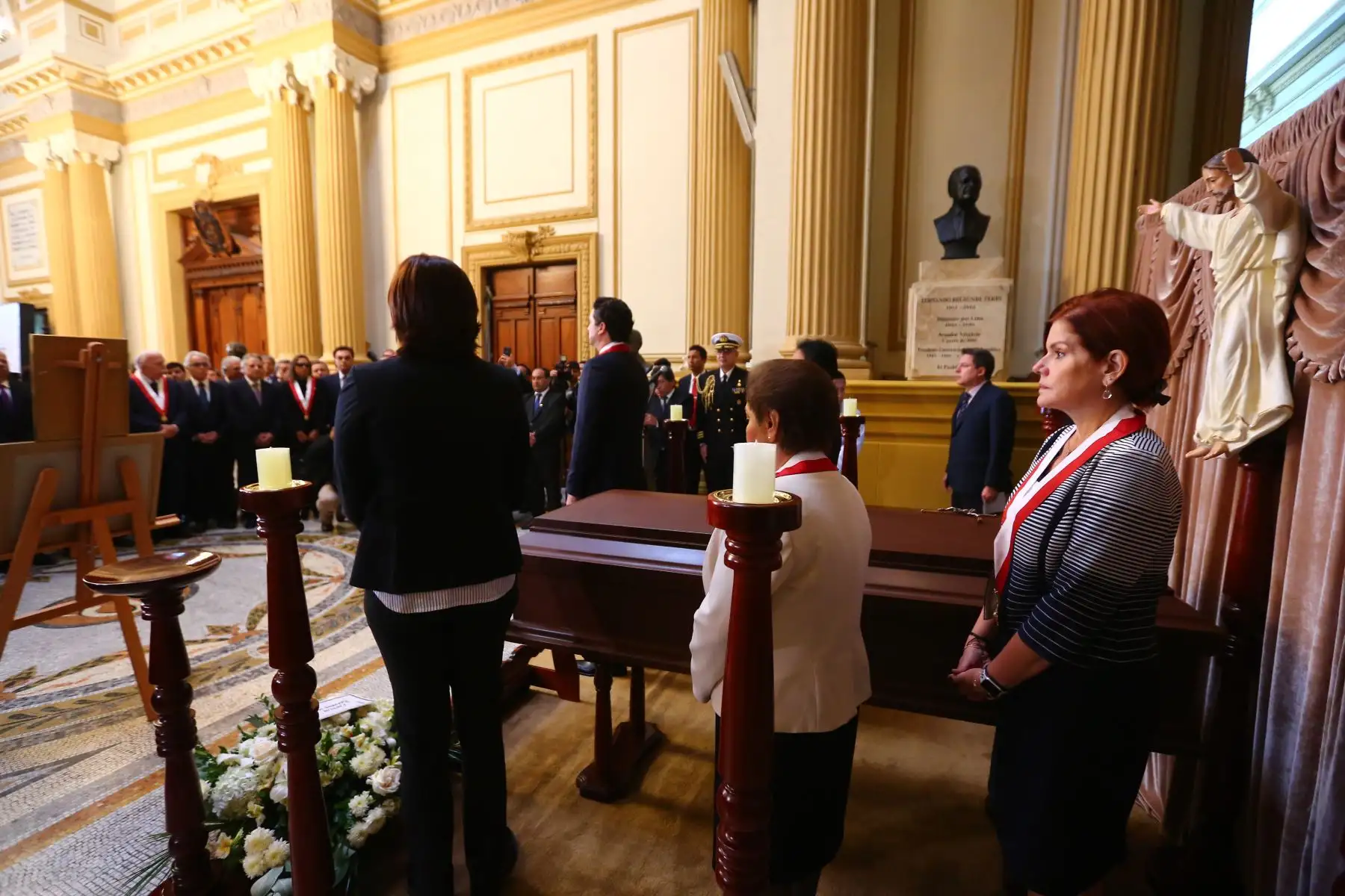 El Congreso de la República rinde un homenaje póstumo al constitucionalista y exsenador Enrique Bernales, quien falleció el último sábado a los 78 años. Foto: ANDINA/Congreso