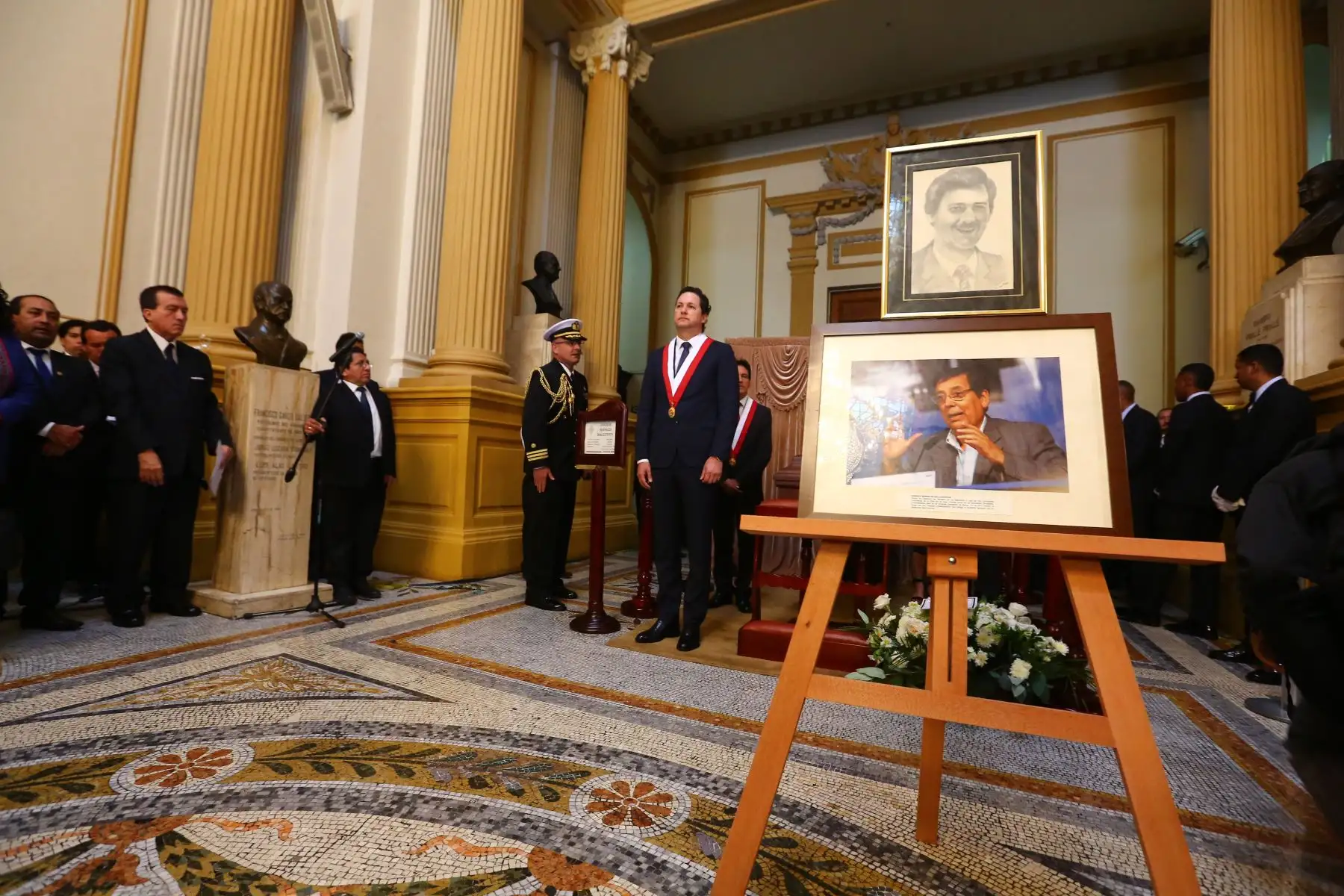 La Mesa Directiva del Congreso, encabezada por Daniel Salaverry Villa, rinde un homenaje póstumo al constitucionalista y exsenador Enrique Bernales, quien falleció el último sábado a los 78 años. Foto: ANDINA/Congreso