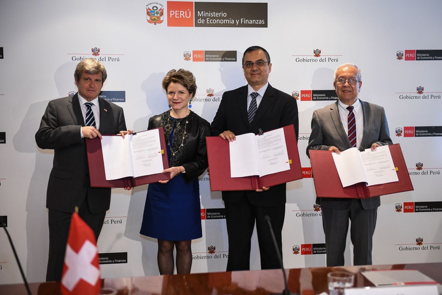Ministro de Economía y Finanzas, Carlos Oliva y la secretaria de Estado para Asuntos Económicos de Suiza, Marie-Gabrielle Ineichen-Fleisch, firman el convenio. Foto: Cortesía.