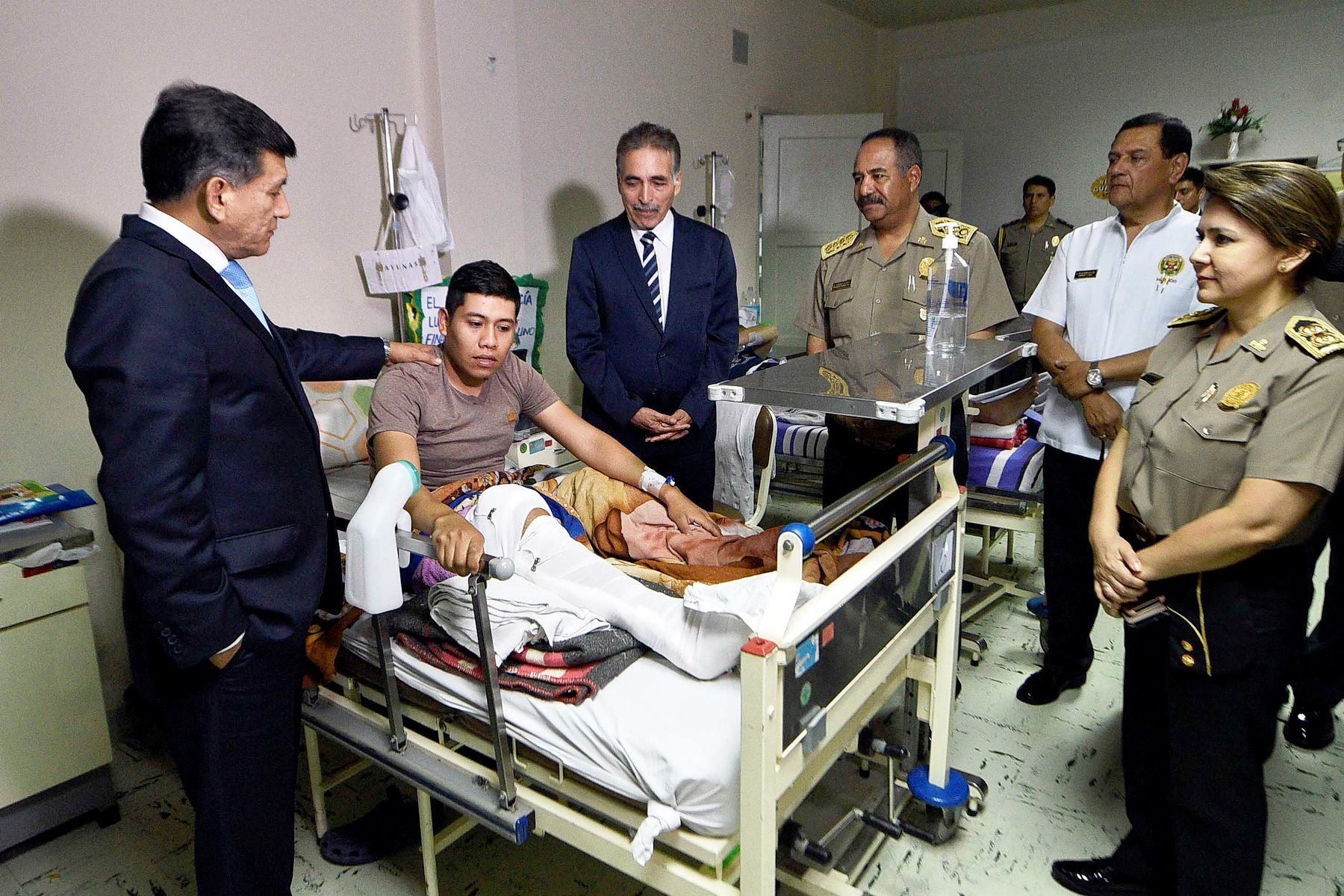 Ministro del Interior visitó a policía que aun herido de bala capturó a delincuente. Foto: ANDINA/Difusión.