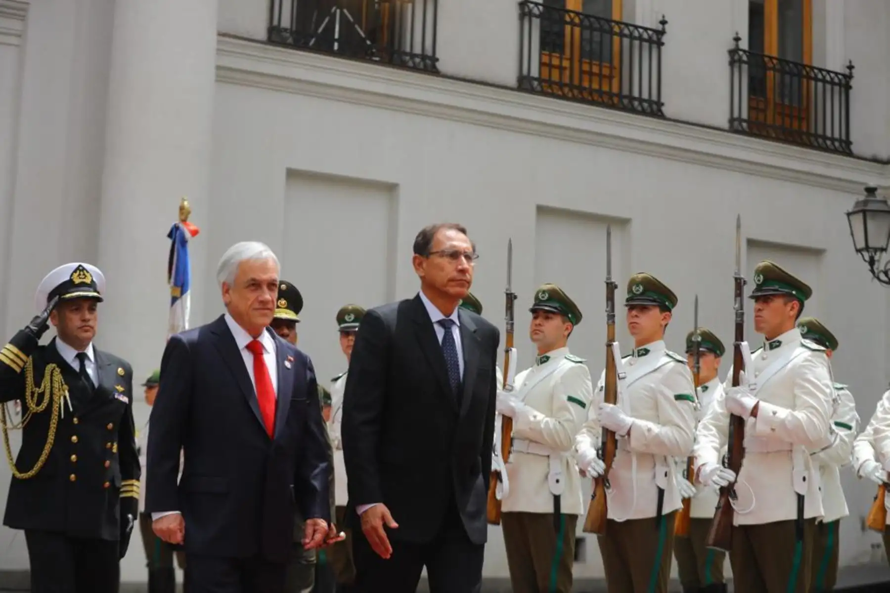 Jefe del Estado, Martín Vizcarra, llegó al Palacio de La Moneda, donde fue recibido por su par chileno, Sebastián Piñera. Foto: ANDINA/Prensa Presidencia