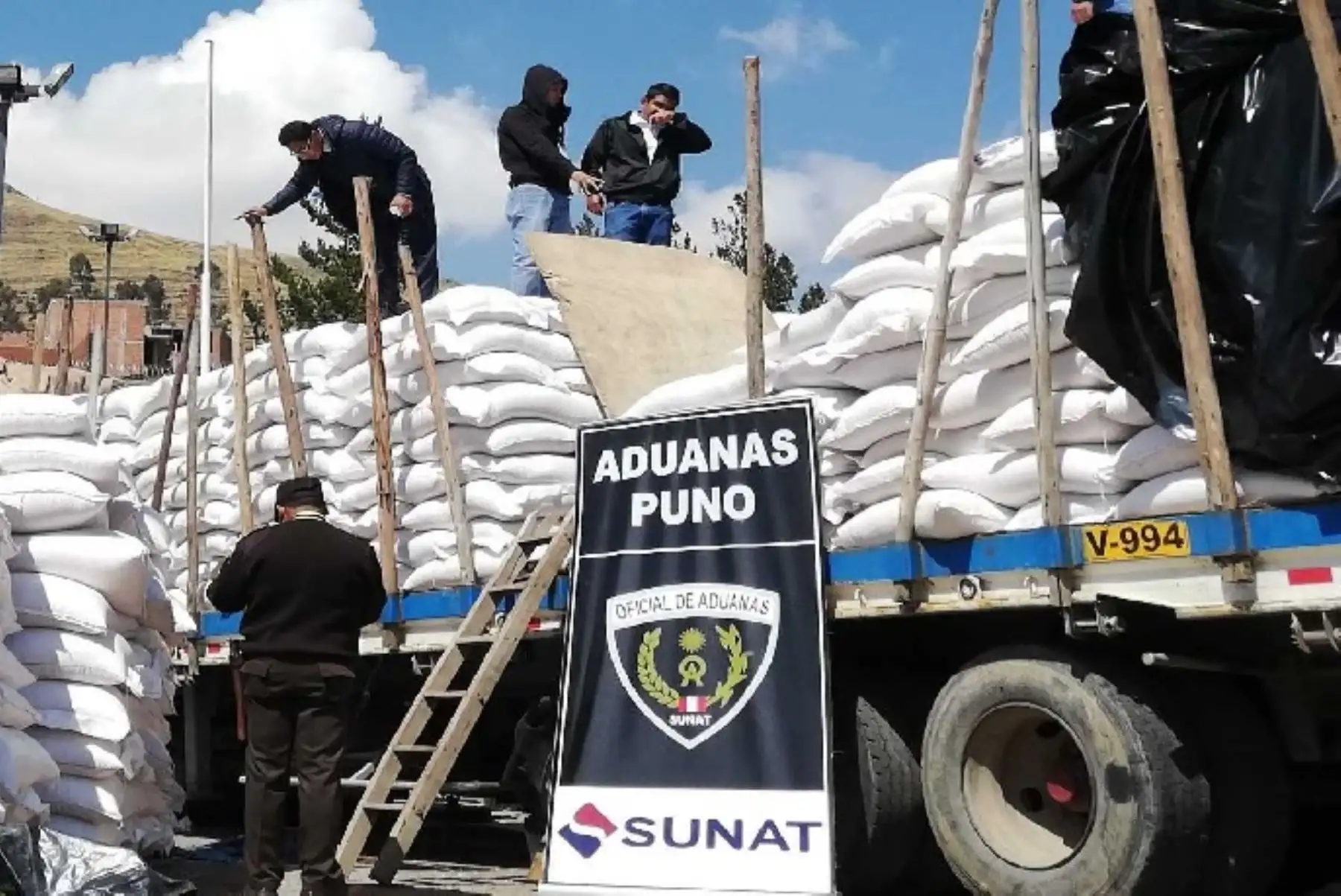 La Superintendencia Nacional de Aduanas y de Administración Tributaria (Sunat) intervino cinco camiones de la denominada “Culebra del Sur” en la región Puno, que transportaban mercancías por un monto de 400 mil dólares, sin documentos que acrediten su ingreso legal al país.