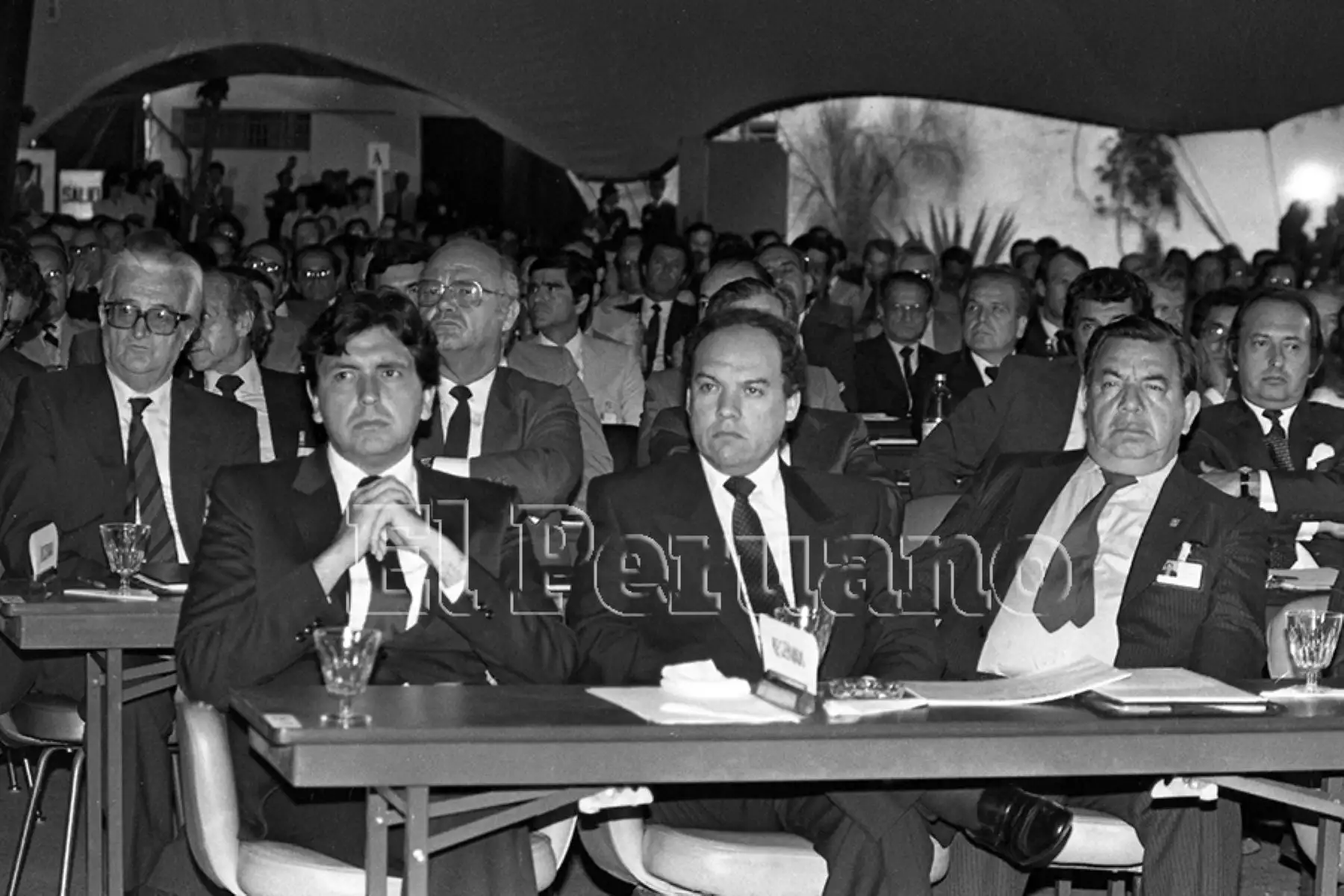 Lima - 21 noviembre 1984 / Alan García Pérez y Luis Alva Castro, dirigentes del Partido Aprista Peruano, en la Conferencia Anual de Ejecutivos CADE 84. Foto: Archivo Histórico de EL PERUANO / Américo Alburquerque