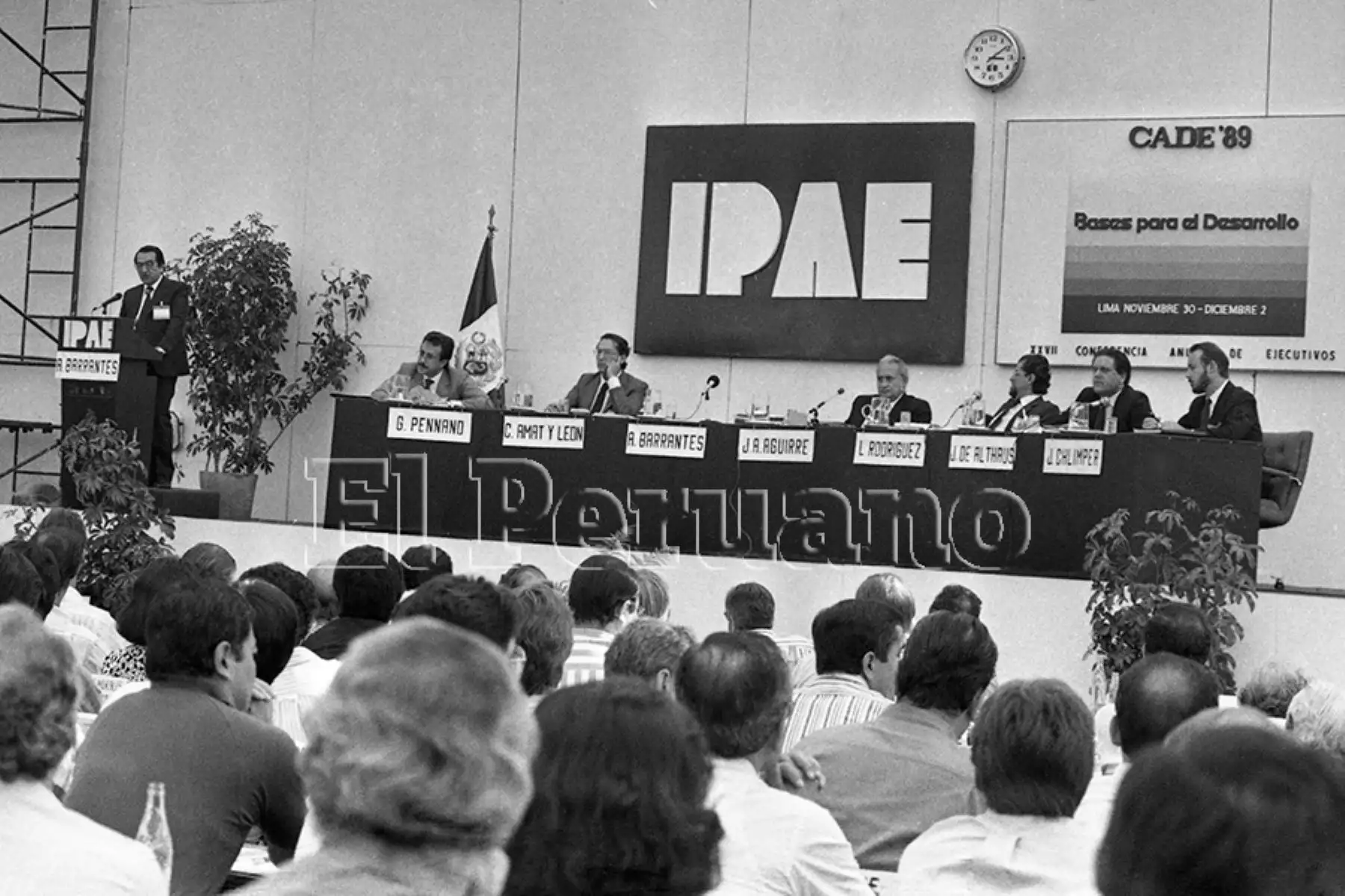Lima - 1 diciembre 1989 / Alfonso Barrantes Lingán, líder de Izquierda Unida,  en la Conferencia Anual de Ejecutivos - CADE 89. Foto: Archivo Histórico de EL PERUANO / Onésimo Bottoni