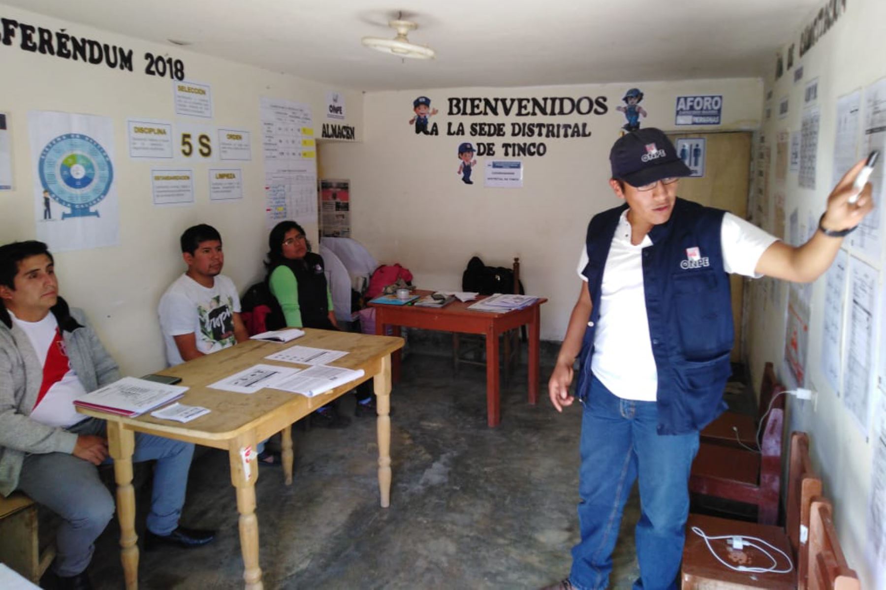 ODPE Huaraz entrega credenciales casa por casa a miembros de mesa. ANDINA