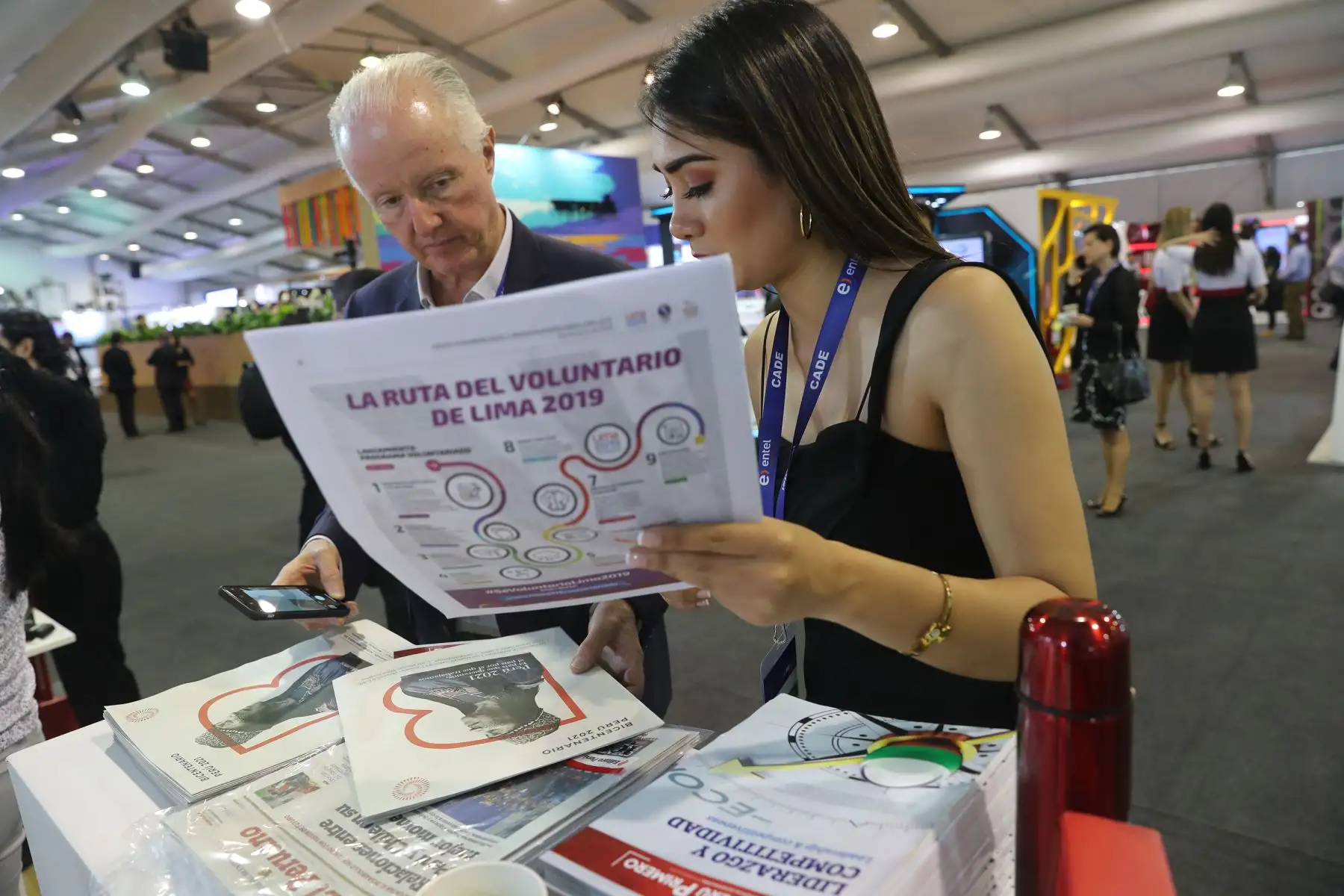 Entregan suplementos y revistas en el stand de Editora Perú en Cade 2018. Foto: ANDINA/Jack Ramón