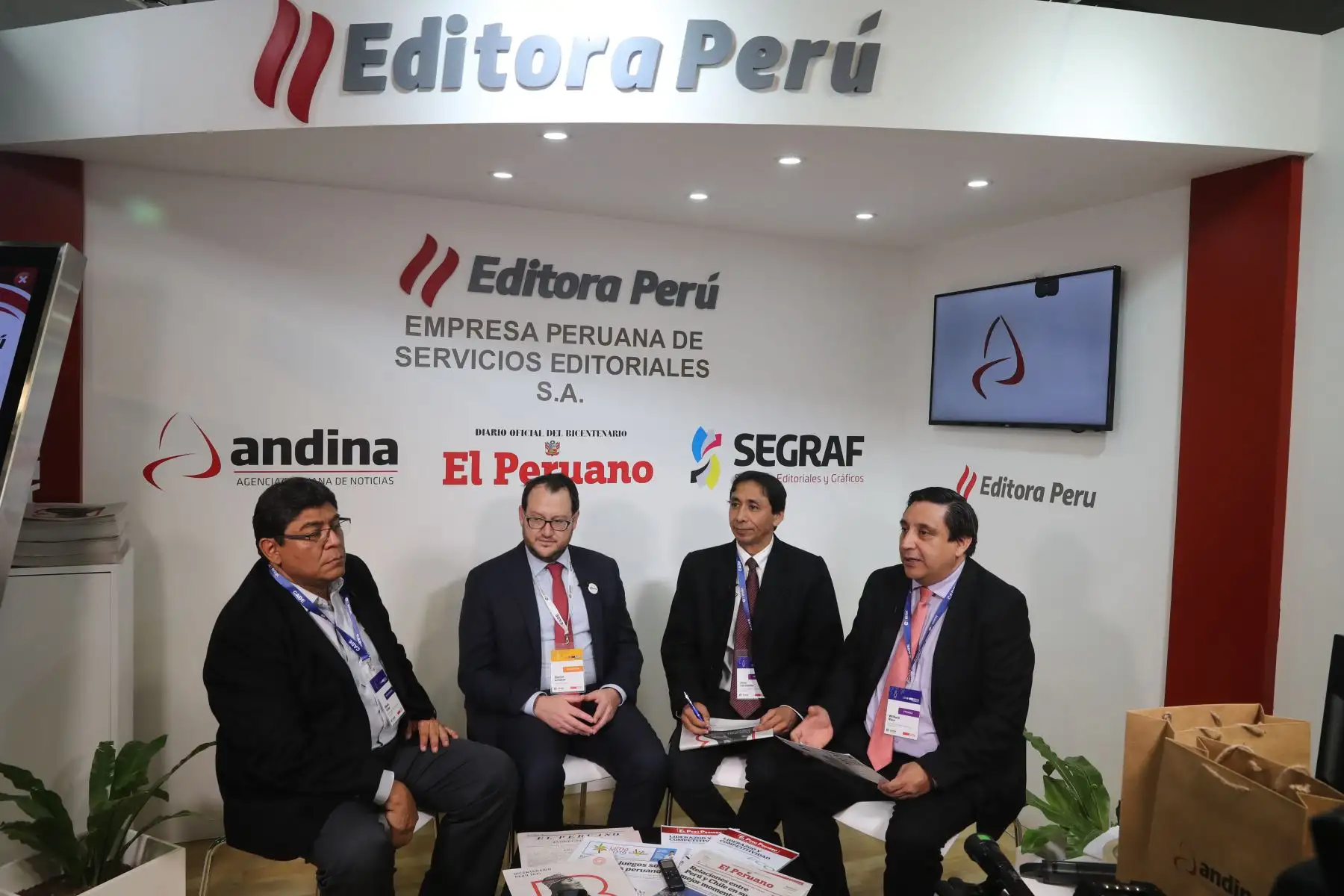 Mesa Redonda Elmer Cuba,director del BCR y Daniel Linsker, senior parner de Control Risk  en el marco de CADE Ejecutivo 2018. Foto: ANDINA/Jack Ramón
