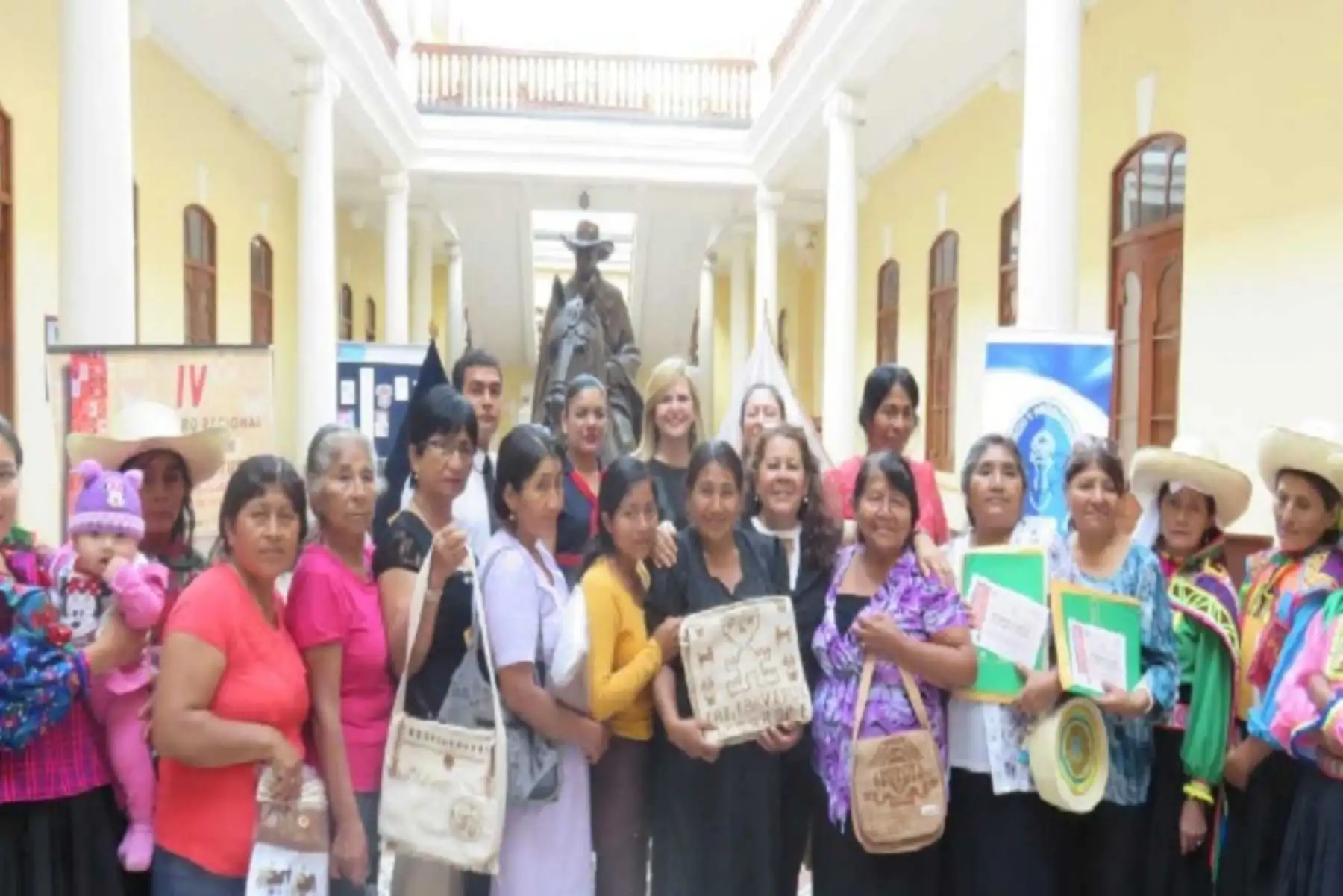 Artesanas de Lambayeque diseñan carteras y bolsos con iconografía moche