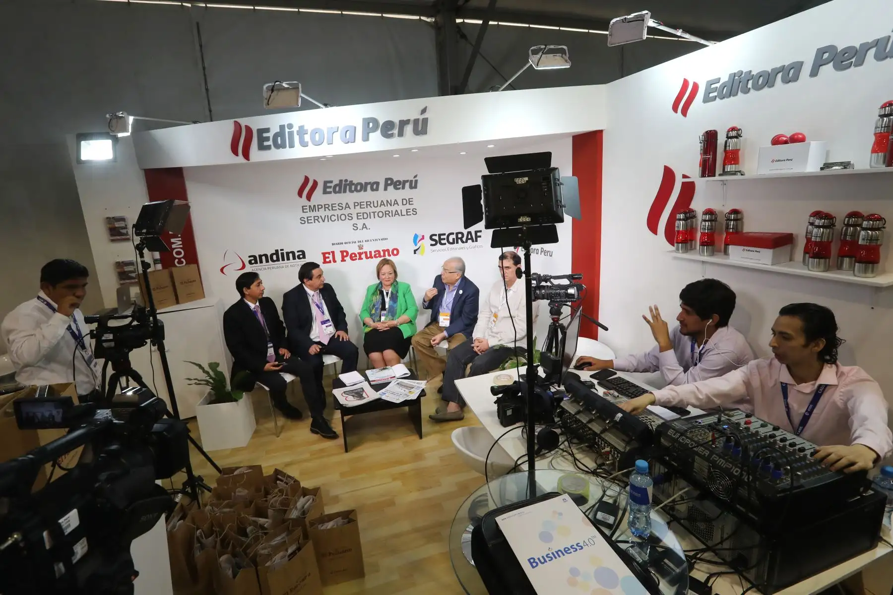 Panelistas de la mesa redonda, Yolanda Torriani de la CCL, Oscar Espinoza presidente de Ferreycorp y Alfonso Bustamante presidente de Comex en el marco de CADE EJECUTIVO 2018. Foto: ANDINA/Jack Ramón