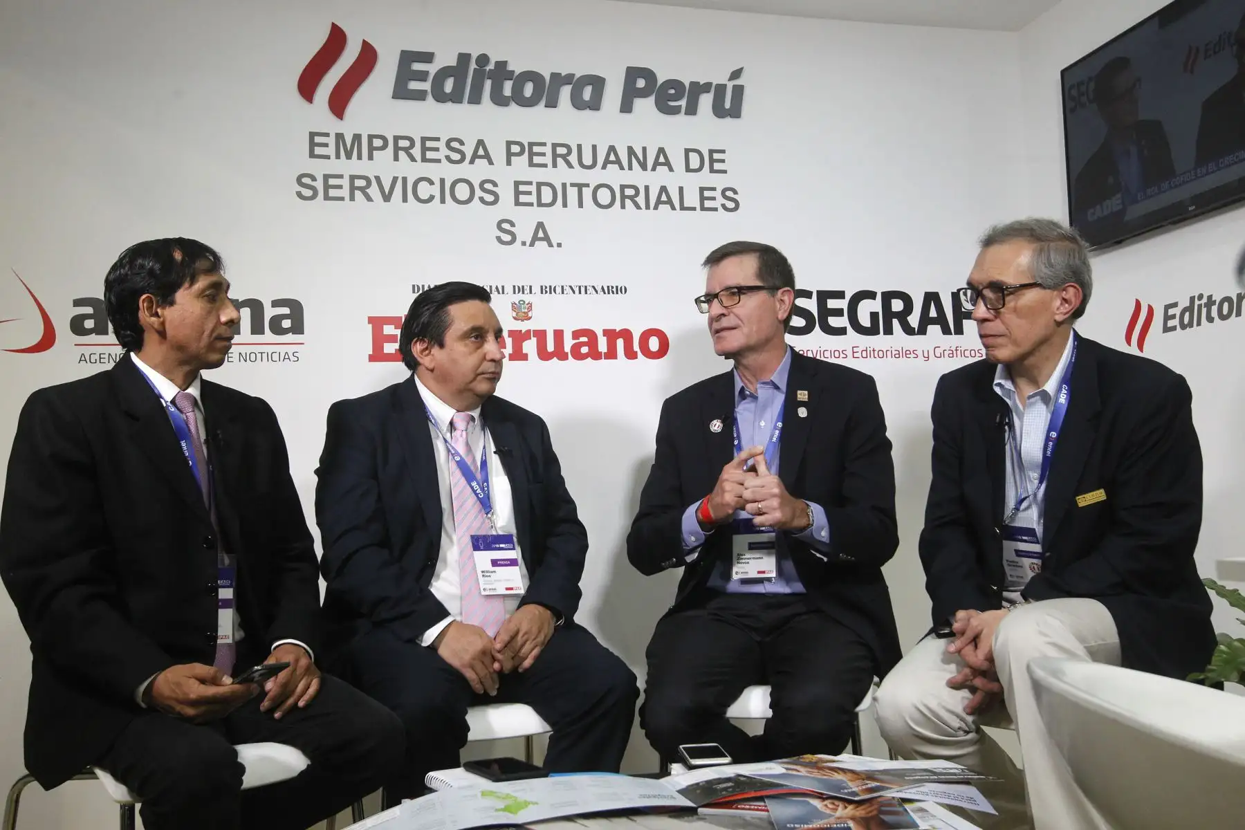 Panelistas de la mesa redonda, Alex Zimmermann Novoa - Gerente General - COFIDE y  Pedro Grados, presidente de COFIDE en el marco de CADE EJECUTIVO 2018. Foto: ANDINA/Jhony Laurente