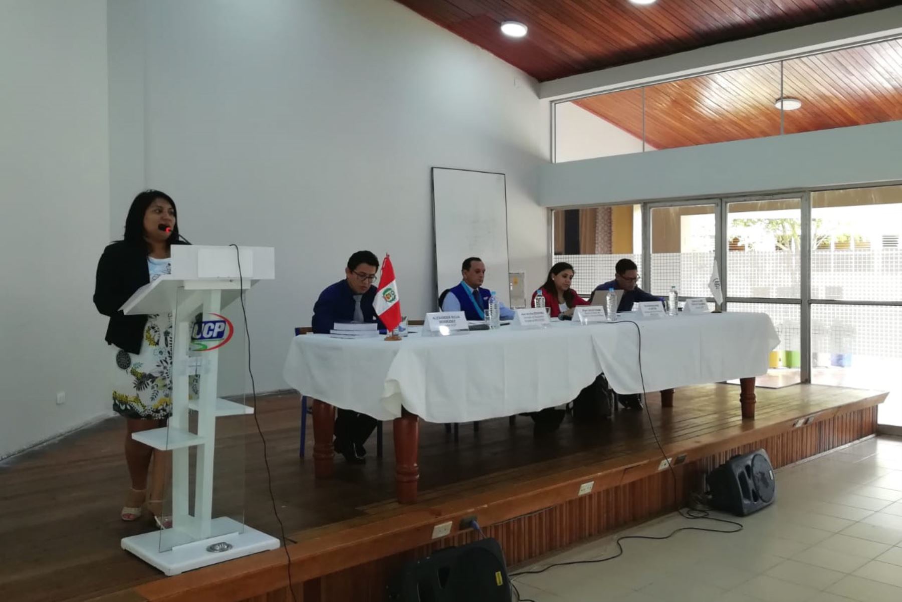El Ministerio de Justicia y Derechos Humanos dictó hoy en la ciudad de Iquitos una charla informativa para dar a conocer los alcances de los cuatro proyectos de reforma constitucional que serán sometidos a referéndum del 9 de diciembre.