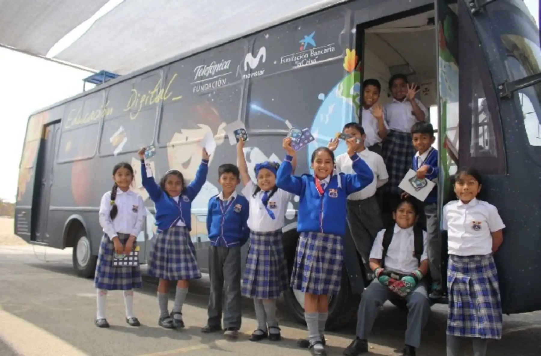 Premian a "Bus Educación Digital” que benefició a 180,000 escolares