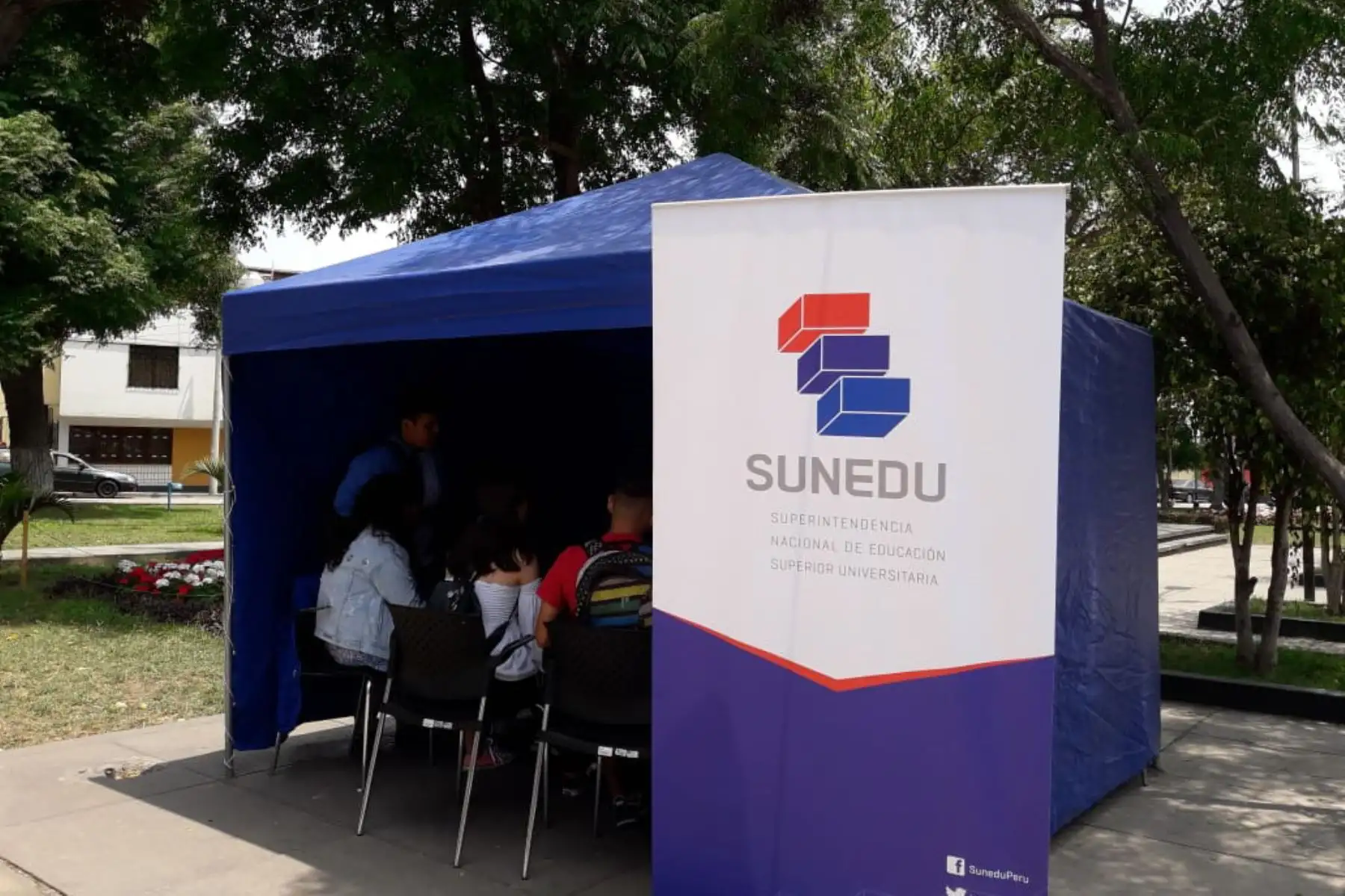 Personal de Sunedu orienta a  estudiantes de Universidad peruana de Investigación y Negocios, que no recibió licenciamiento. Foto: Andina