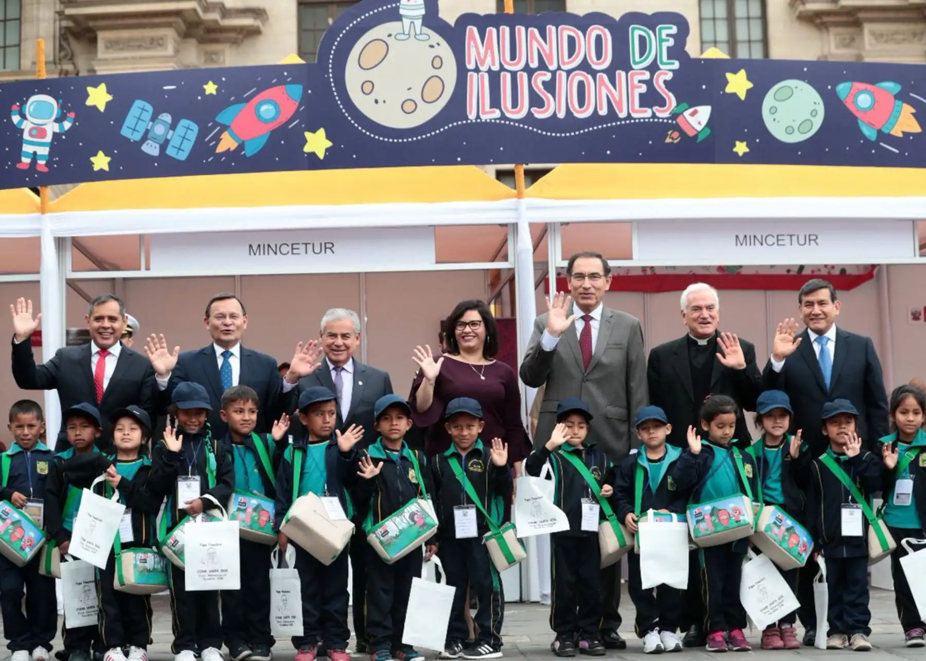 Presidente Martín Vizcarra inauguró feria "Mundo de ilusiones", en Palacio de Gobierno.