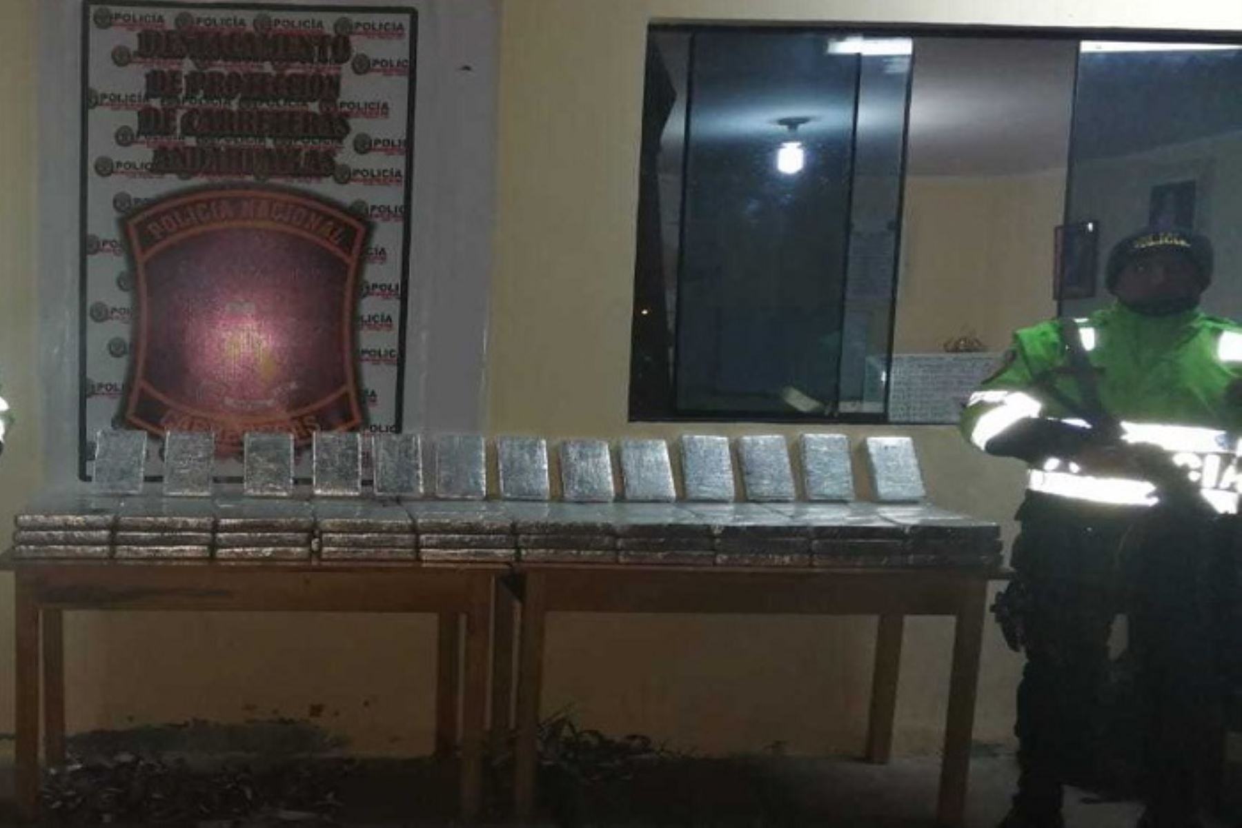 Agentes policiales y fiscales antidrogas incautaron esta madrugada 133 kilos de pasta básica de cocaína, tras la captura de un presunto narcotraficante que trasladaba esta droga en la base de una camioneta rural o combi que se dirigía desde la región Ayacucho a Cusco.
