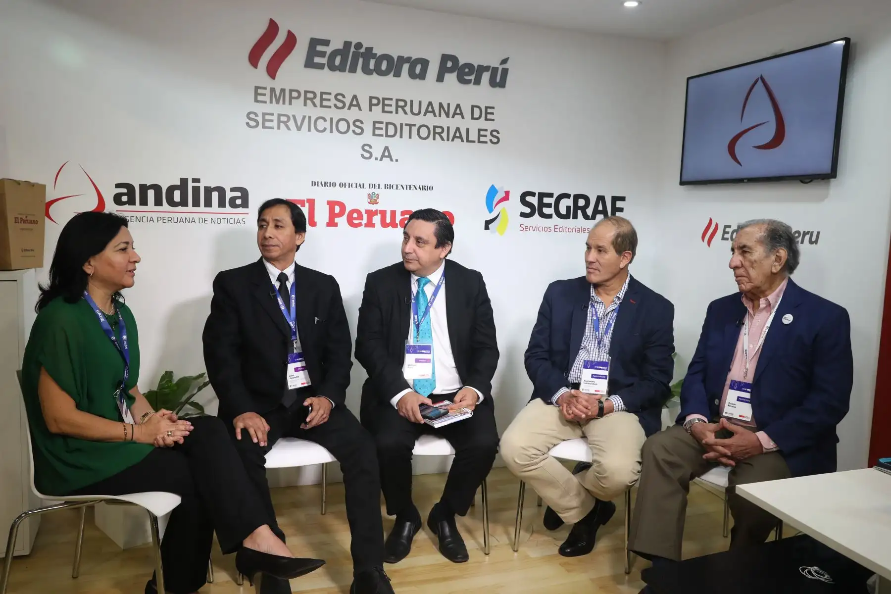 Panelistas de la mesa redonda, Oscar Rivera, director de Confiep, Alejandro Indacochea economista y Ana Reategui, economista y profesora de Esan,  en el marco de CADE EJECUTIVO 2018. Foto: ANDINA/Jack Ramón