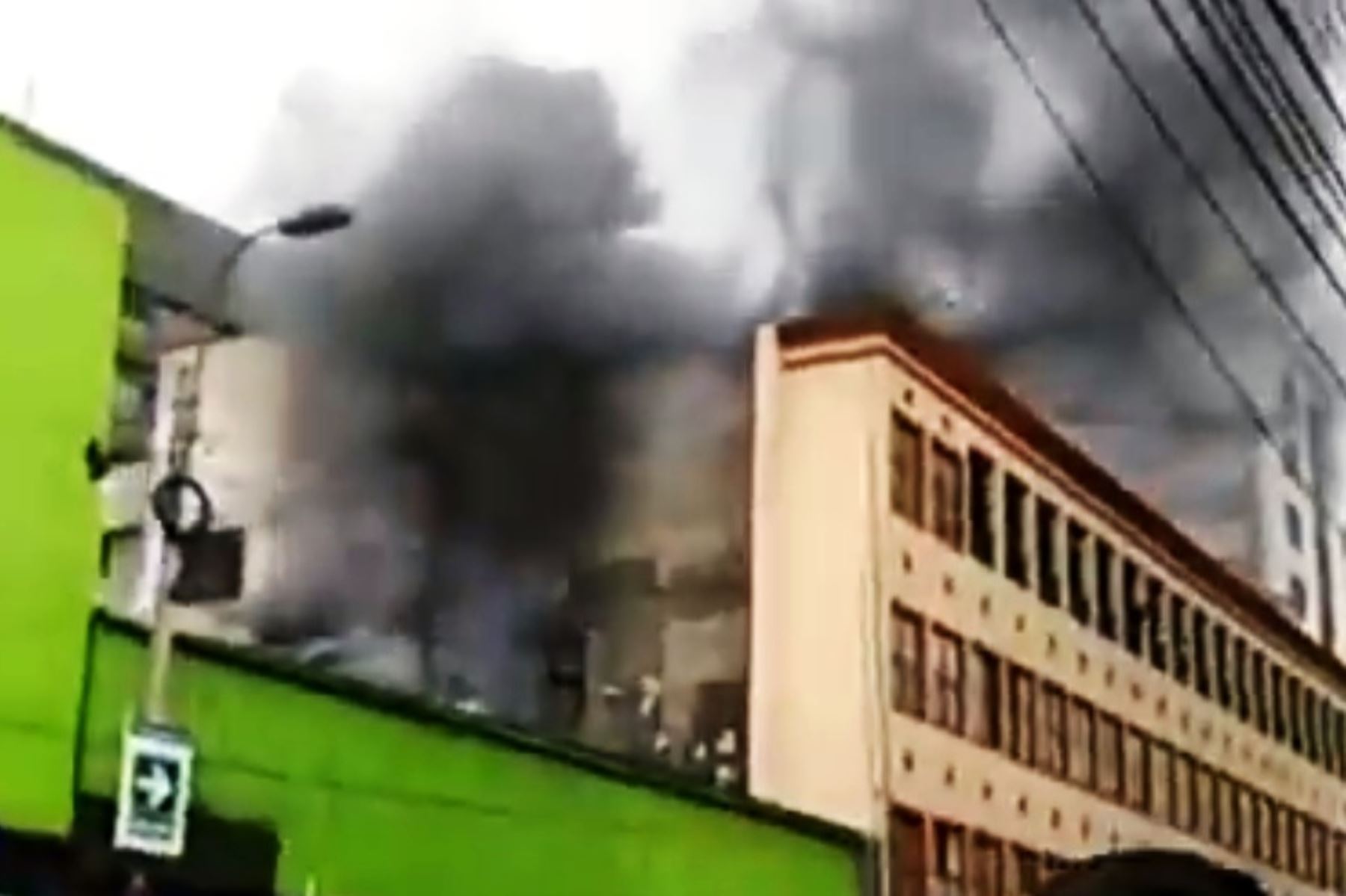 Reportan incendio en una galería comercial del Mercado Central. Foto: captura.