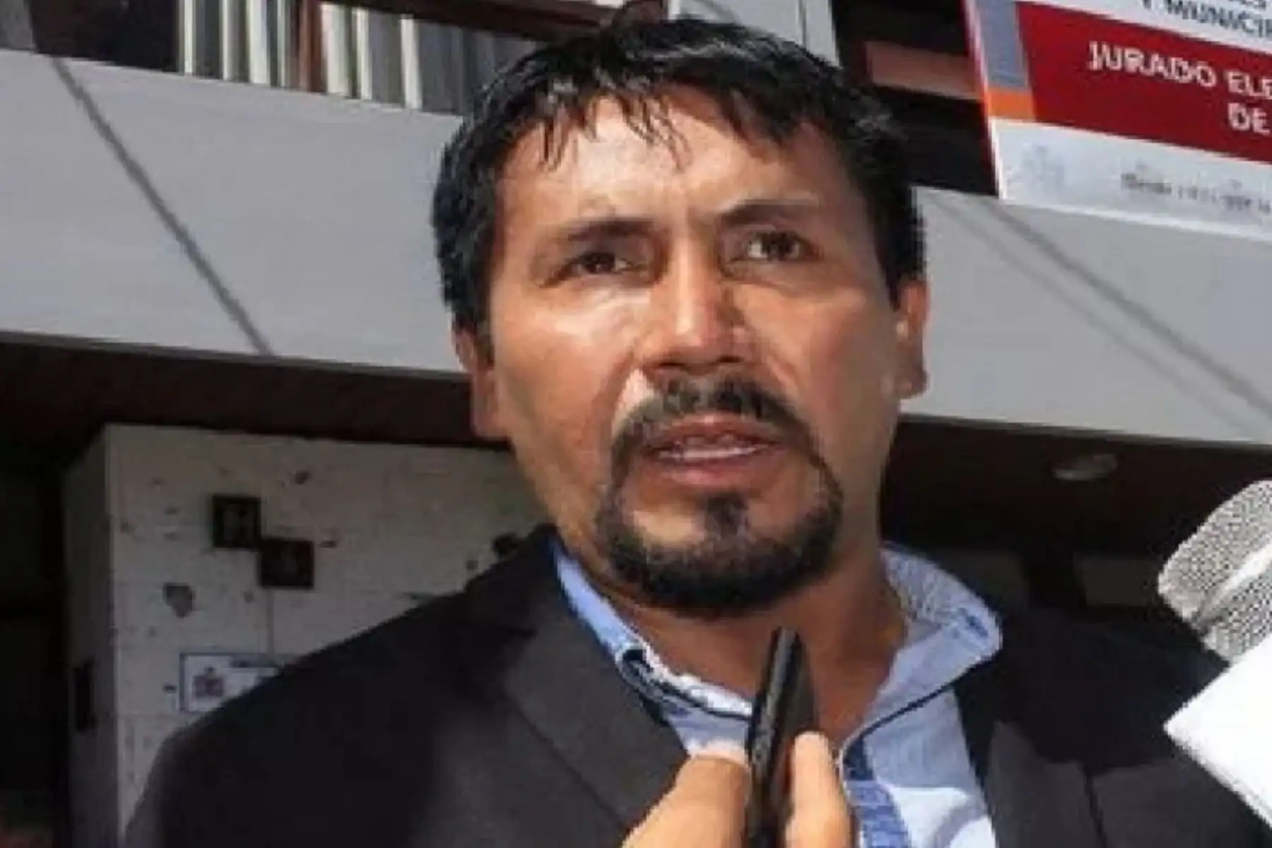 El ex gobernador regional de Arequipa, Elmer Cáceres Llica, cumplirá seis meses más de prisión preventiva por disposición del Poder Judicial..