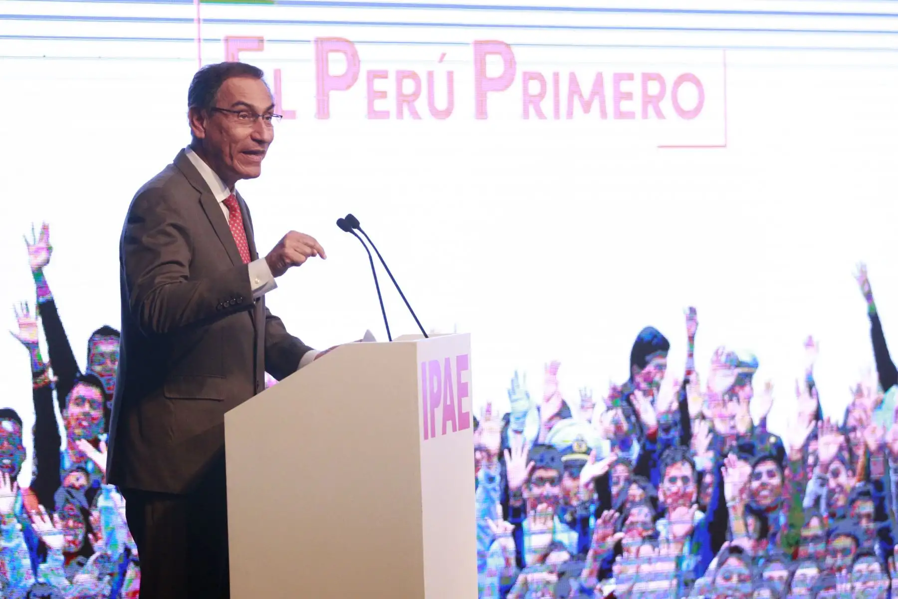 El Presidente de la República, Martín Vizcarra, propuso a los empresarios; iniciar una agenda conjunta que permita consensuar con el gobierno el plan de competitividad del país, en el CADE Ejecutivos 2018 “Liderazgo empresarial por un Perú moderno”. Foto: ANDINA/Jhony Laurente.