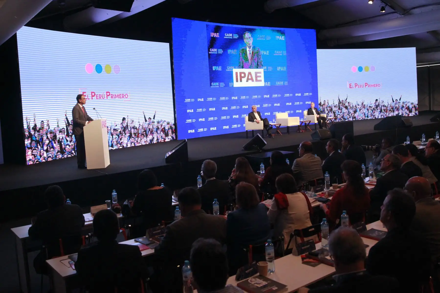 El Presidente de la República, Martín Vizcarra, propuso a los empresarios; iniciar una agenda conjunta que permita consensuar con el gobierno el plan de competitividad del país, en el CADE Ejecutivos 2018 “Liderazgo empresarial por un Perú moderno”. Foto: ANDINA/Jhony Laurente.