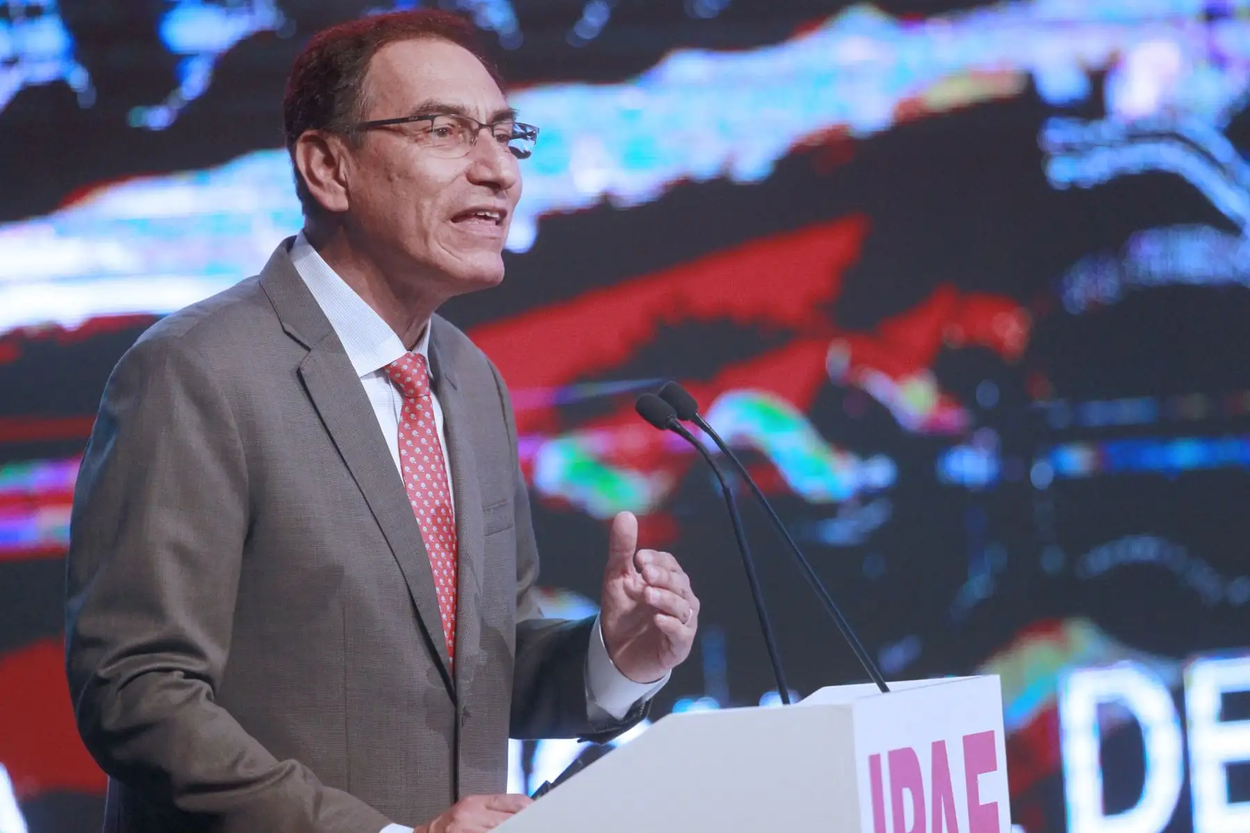 El Presidente de la República, Martín Vizcarra, propuso a los empresarios; iniciar una agenda conjunta que permita consensuar con el gobierno el plan de competitividad del país, en el CADE Ejecutivos 2018 “Liderazgo empresarial por un Perú moderno”. Foto: ANDINA/Jhony Laurente.