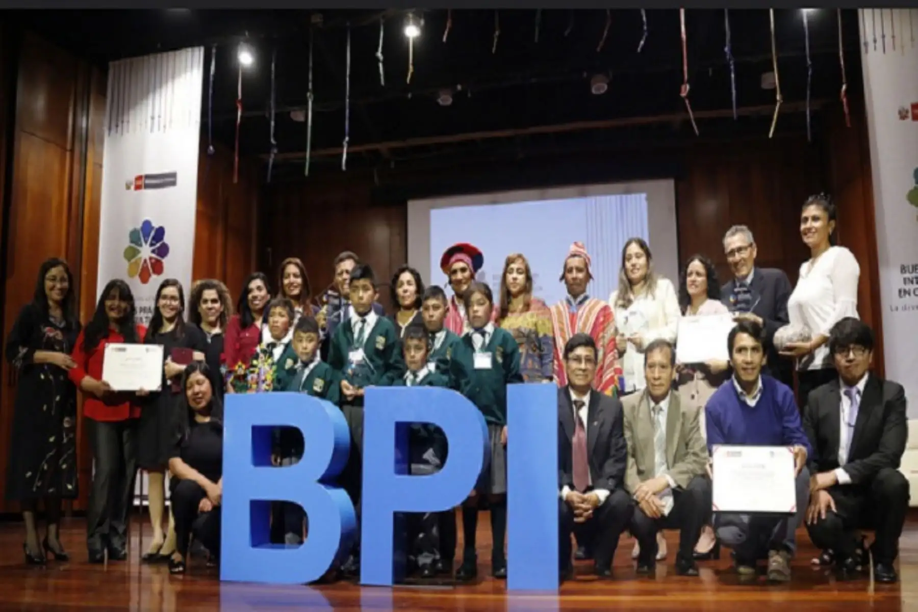 La V edición del Concurso Buenas Prácticas Interculturales en Gestión Pública, de las cuatro categorías que se lanzaron: Salud, Educación, Programas Sociales y Servicios Públicos, recayó en instituciones del mismo número de regiones del país.