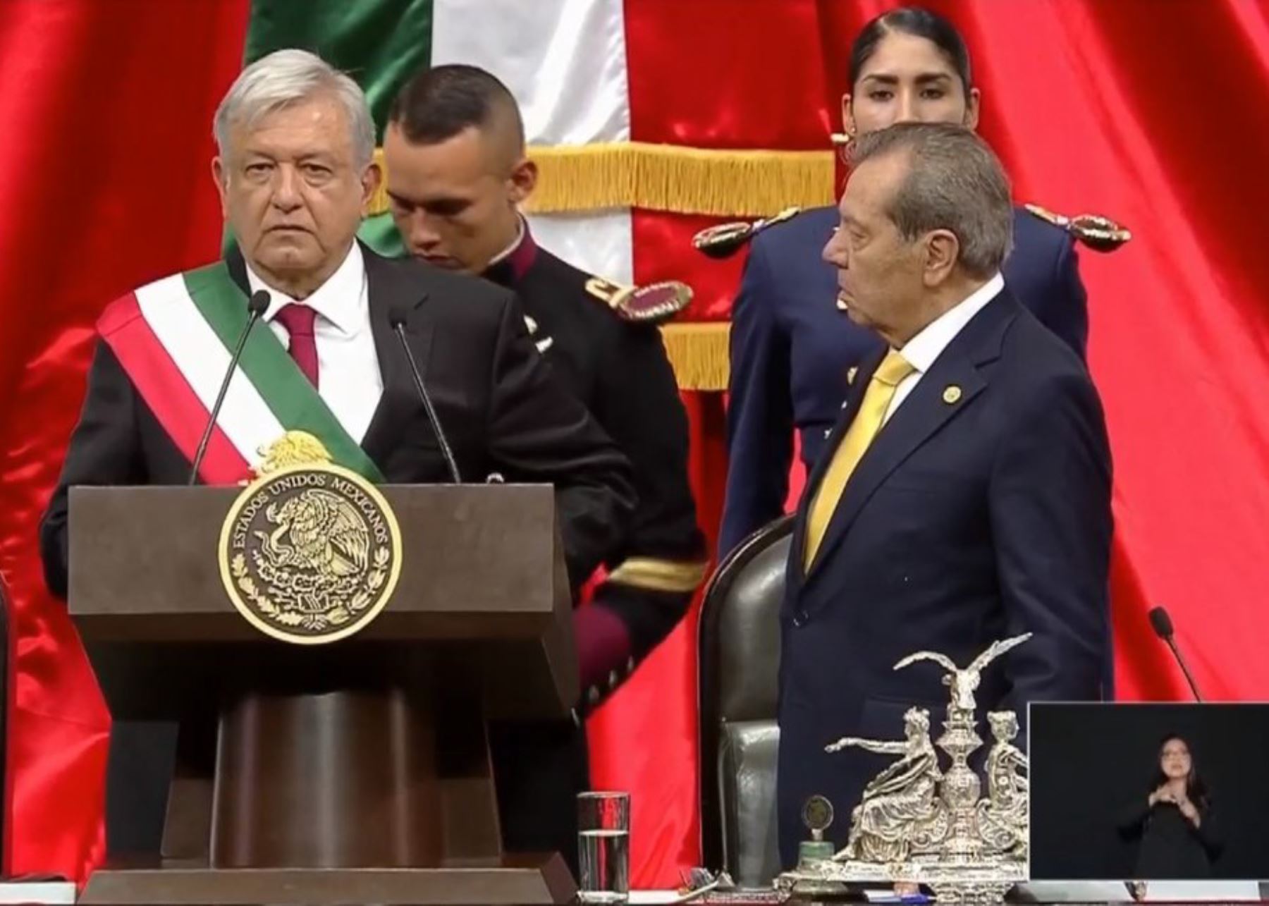 Andrés Manuel López Obrador asume presidencia de México.