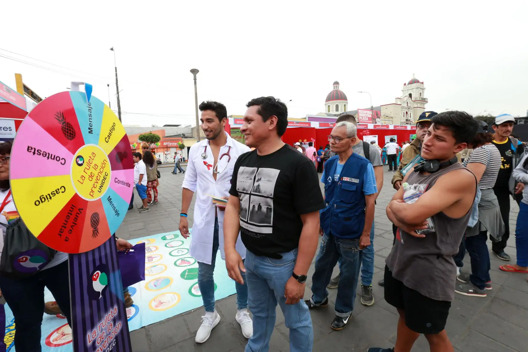 En el marco de las actividades por el Día Mundial de la Lucha contra el Sida, el Minsa realizò pruebas gratuitas del Virus de la Inmunodeficiencia Humana (VIH) en plaza Manco Cápac, en La Victoria.Foto: ANDINA/Norman Córdova