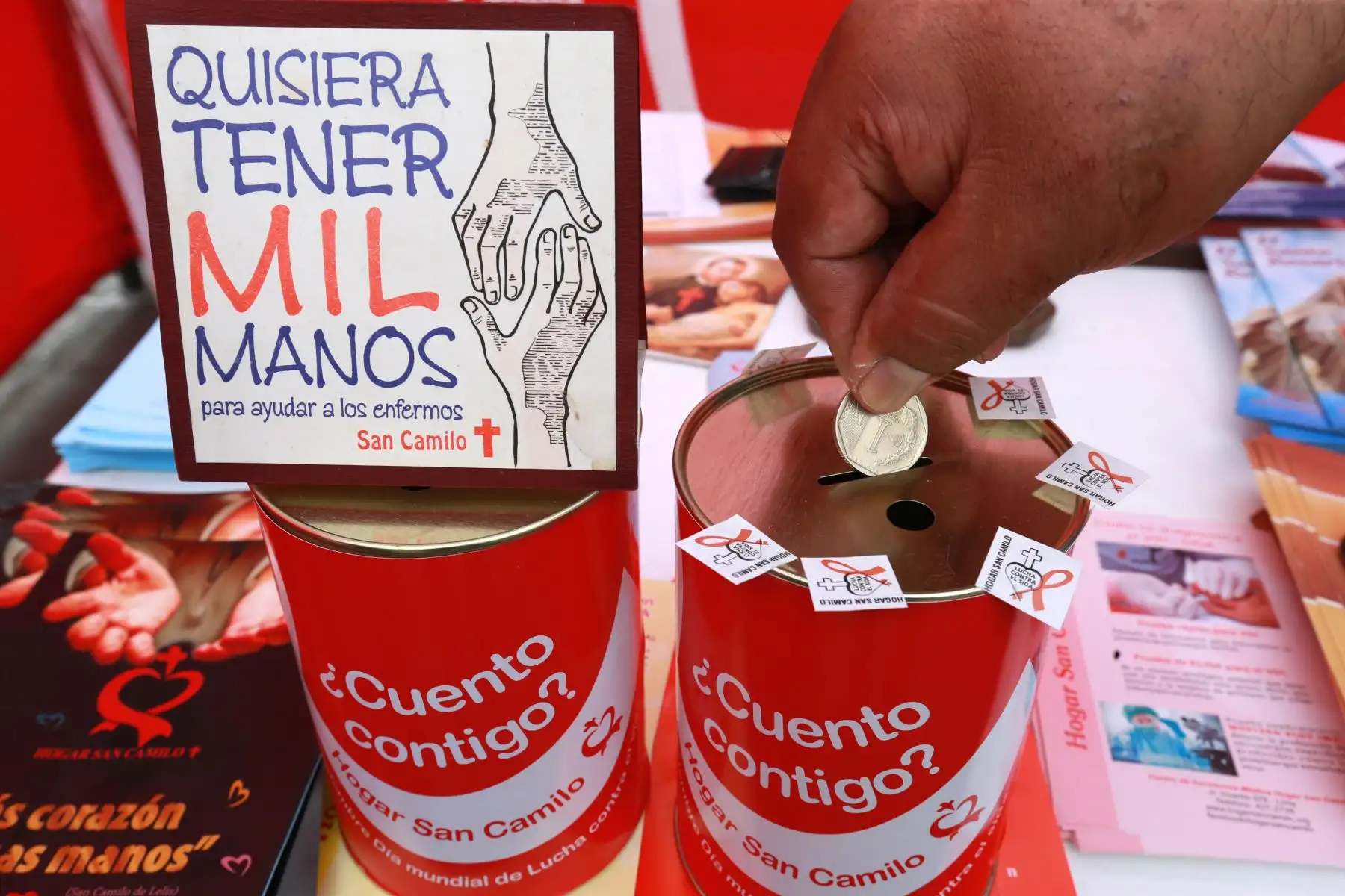 En el marco de las actividades por el Día Mundial de la Lucha contra el Sida, el Minsa realizò pruebas gratuitas del Virus de la Inmunodeficiencia Humana (VIH) en plaza Manco Cápac, en La Victoria.Foto: ANDINA/Norman Córdova
