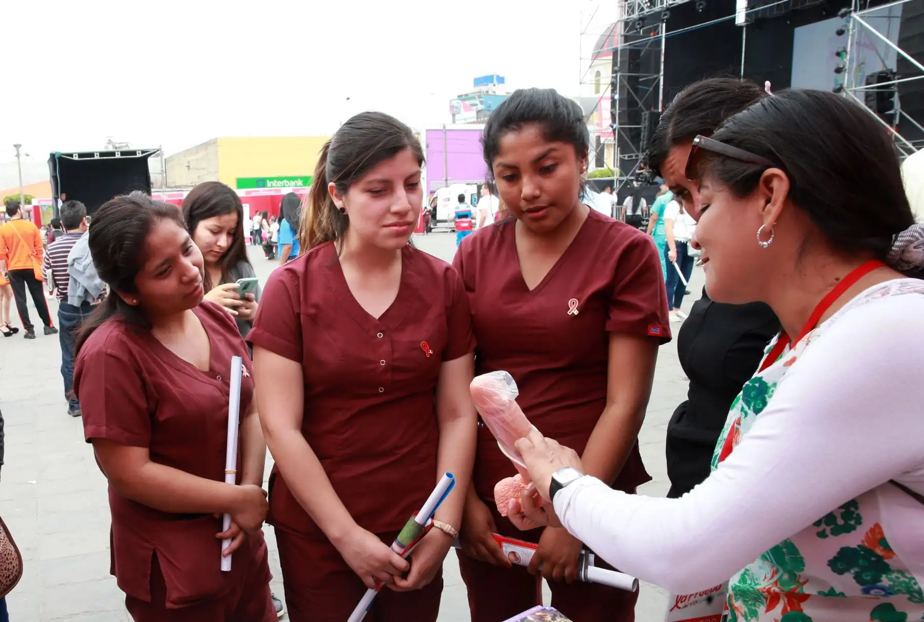 En el marco de las actividades por el Día Mundial de la Lucha contra el Sida, el Minsa realizò pruebas gratuitas del Virus de la Inmunodeficiencia Humana (VIH) en plaza Manco Cápac, en La Victoria.Foto: ANDINA/Norman Córdova