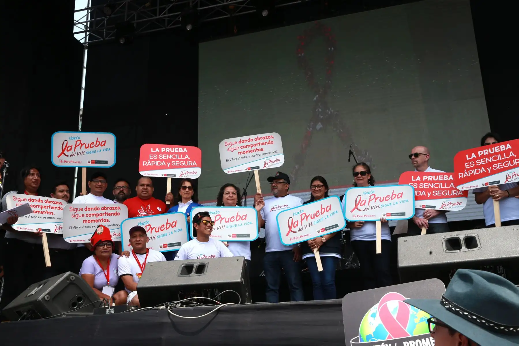 En el marco de las actividades por el Día Mundial de la Lucha contra el Sida, el Minsa realizò pruebas gratuitas del Virus de la Inmunodeficiencia Humana (VIH) en plaza Manco Cápac, en La Victoria.Foto: ANDINA/Norman Córdova
