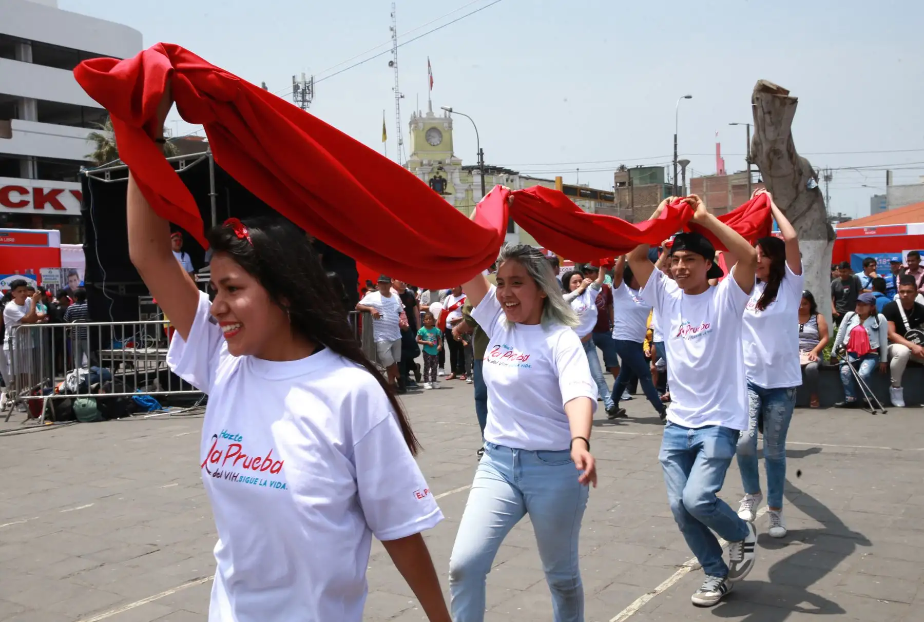 En el marco de las actividades por el Día Mundial de la Lucha contra el Sida, el Minsa realizò pruebas gratuitas del Virus de la Inmunodeficiencia Humana (VIH) en plaza Manco Cápac, en La Victoria.Foto: ANDINA/Norman Córdova