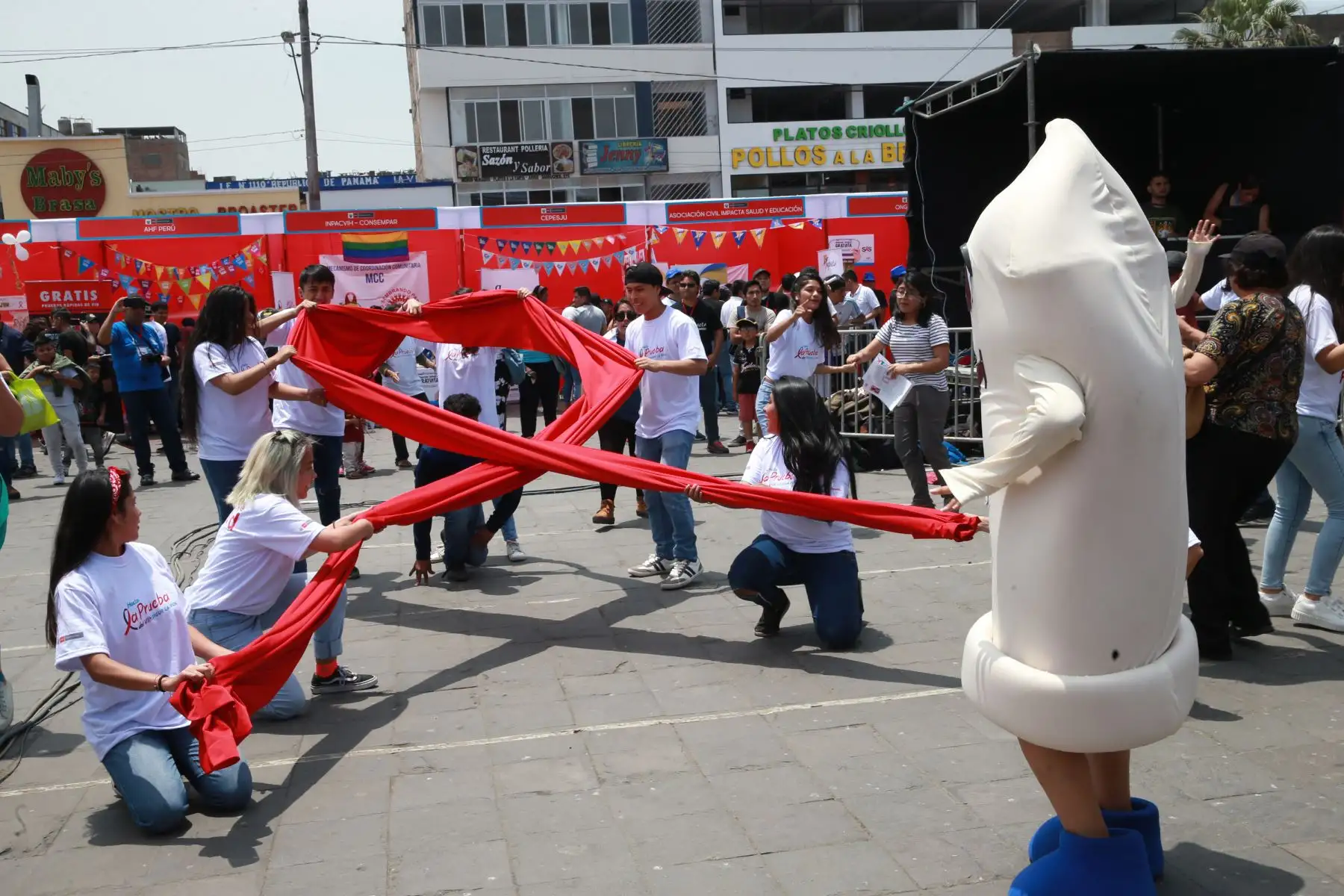 En el marco de las actividades por el Día Mundial de la Lucha contra el Sida, el Minsa realizò pruebas gratuitas del Virus de la Inmunodeficiencia Humana (VIH) en plaza Manco Cápac, en La Victoria.Foto: ANDINA/Norman Córdova