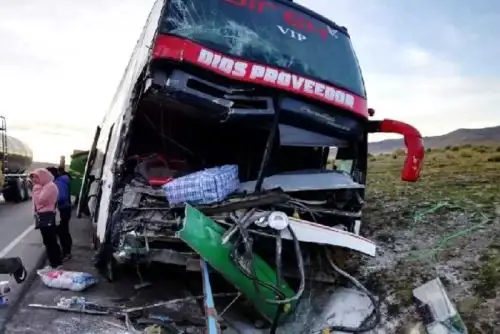 Un muerto y dos heridos dejó el choque por alcance entre un ómnibus interprovincial y un camión de carga pesada en la Carretera Central, ruta Pasco – La Oroya, en el kilómetro 53+700, cerca a las pampas de Junín, según reporte de Policía de Carreteras (Polcar)-Junín.