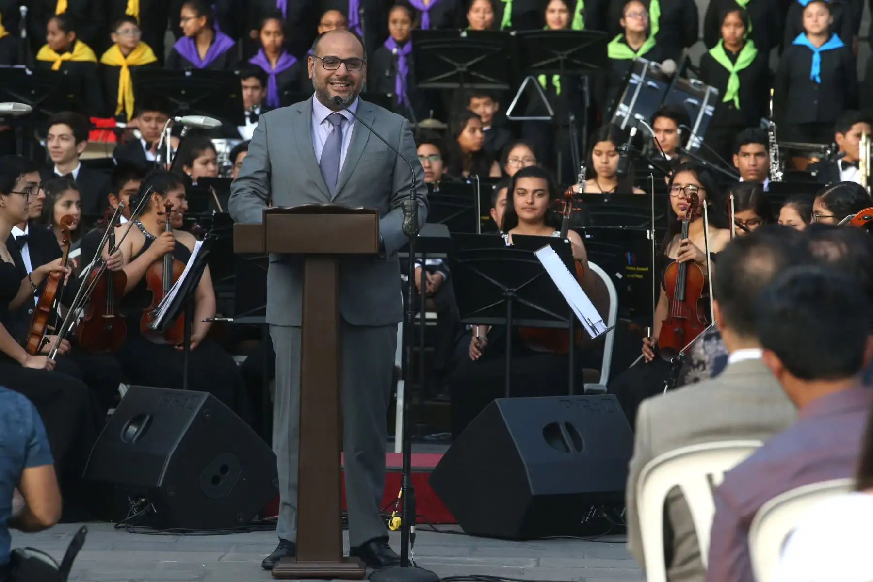 Daniel Alfaro ministro de Educación en el Evento intercultural “Mundo de Ilusiones”, realizado en Palacio de Gobierno, con la presencia de la dama Maribel Díaz, a niños y niñas:  Foto: ANDINA/Vidal Tarqui