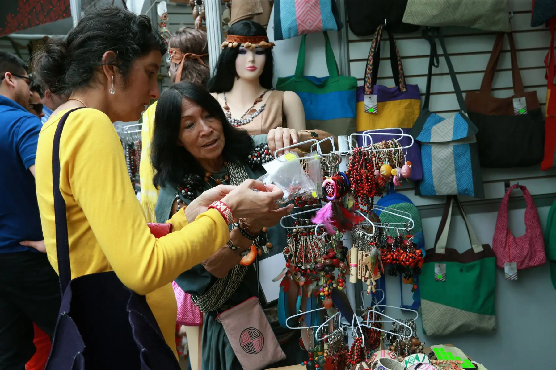 Feria Arte Nativa 2018 muestra variada oferta artesanal de productos que incluyen piezas de cerámica, textil, bisutería, trabajos en madera, fibra vegetal y pintura. Foto: ANDINA/Norman Córdova
