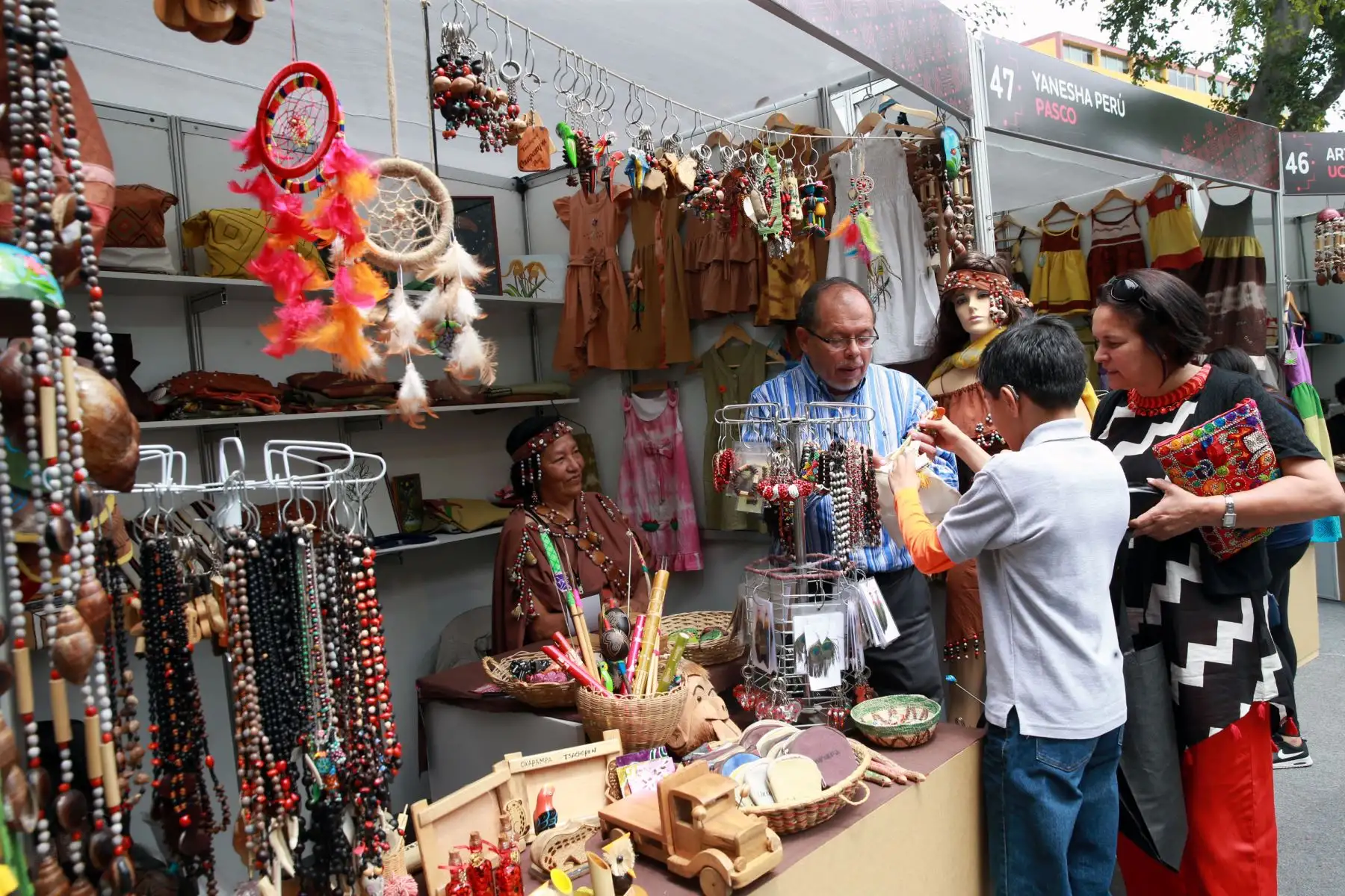 Feria Arte Nativa 2018 muestra variada oferta artesanal de productos que incluyen piezas de cerámica, textil, bisutería, trabajos en madera, fibra vegetal y pintura. Foto: ANDINA/Norman Córdova