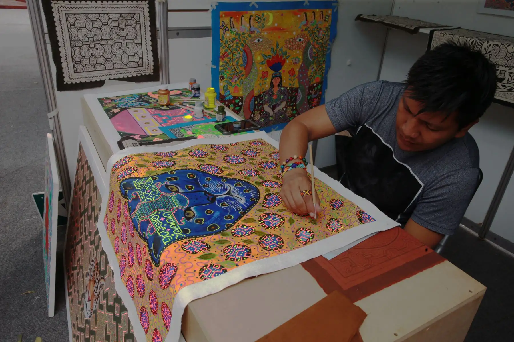 Feria Arte Nativa 2018 muestra variada oferta artesanal de productos que incluyen piezas de cerámica, textil, bisutería, trabajos en madera, fibra vegetal y pintura. Foto: ANDINA/Norman Córdova