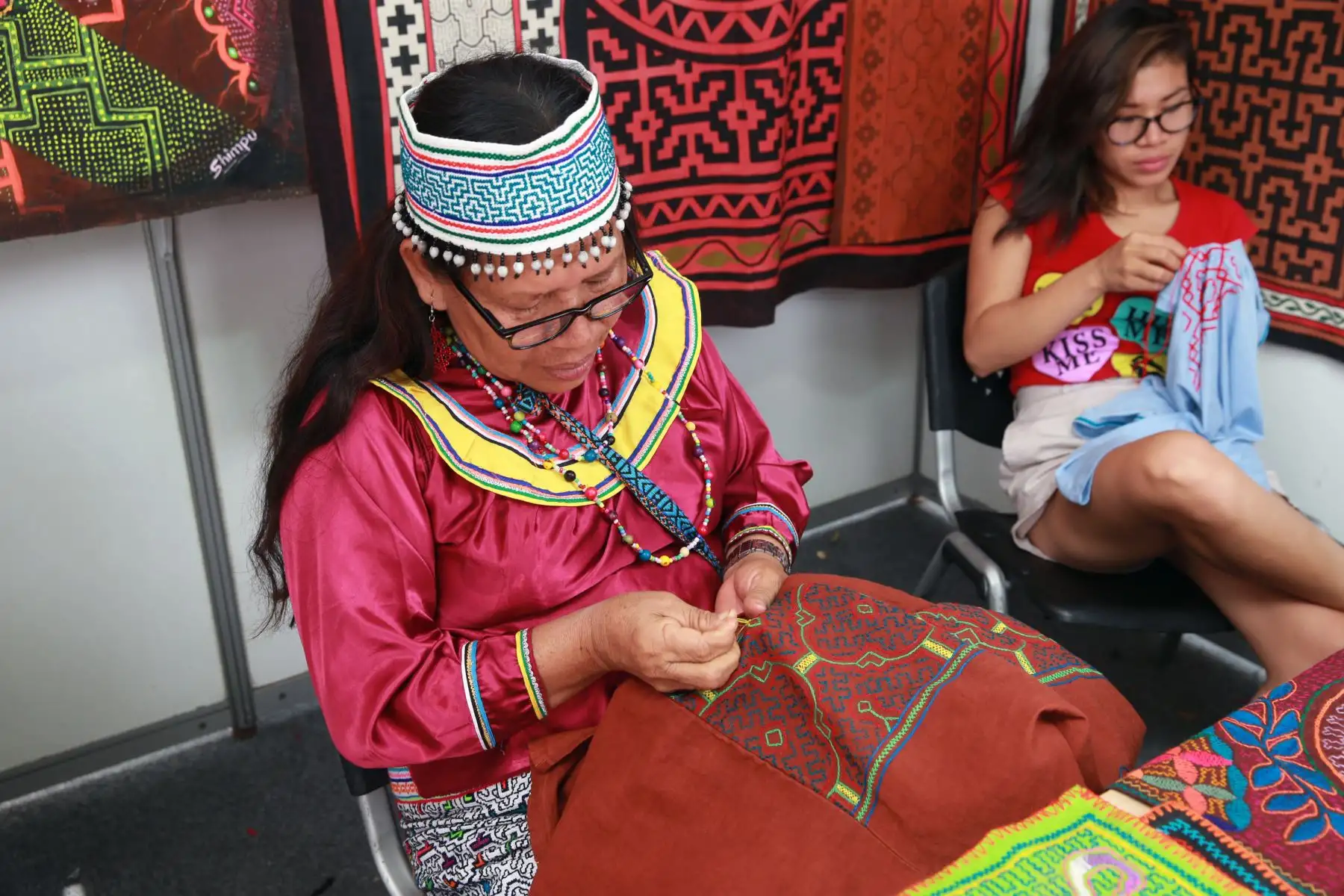 Feria Arte Nativa 2018 muestra variada oferta artesanal de productos que incluyen piezas de cerámica, textil, bisutería, trabajos en madera, fibra vegetal y pintura. Foto: ANDINA/Norman Córdova