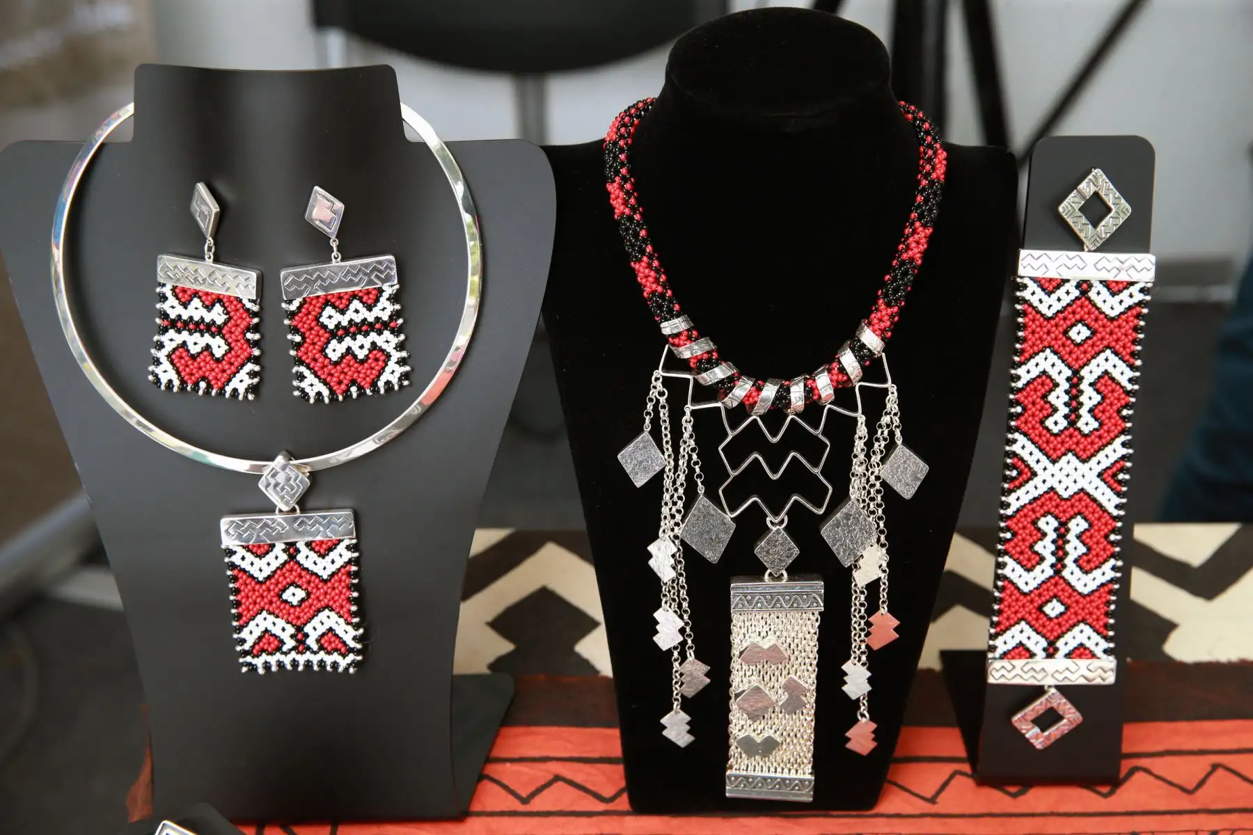 Feria Arte Nativa 2018 muestra variada oferta artesanal de productos que incluyen piezas de cerámica, textil, bisutería, trabajos en madera, fibra vegetal y pintura. Foto: ANDINA/Norman Córdova