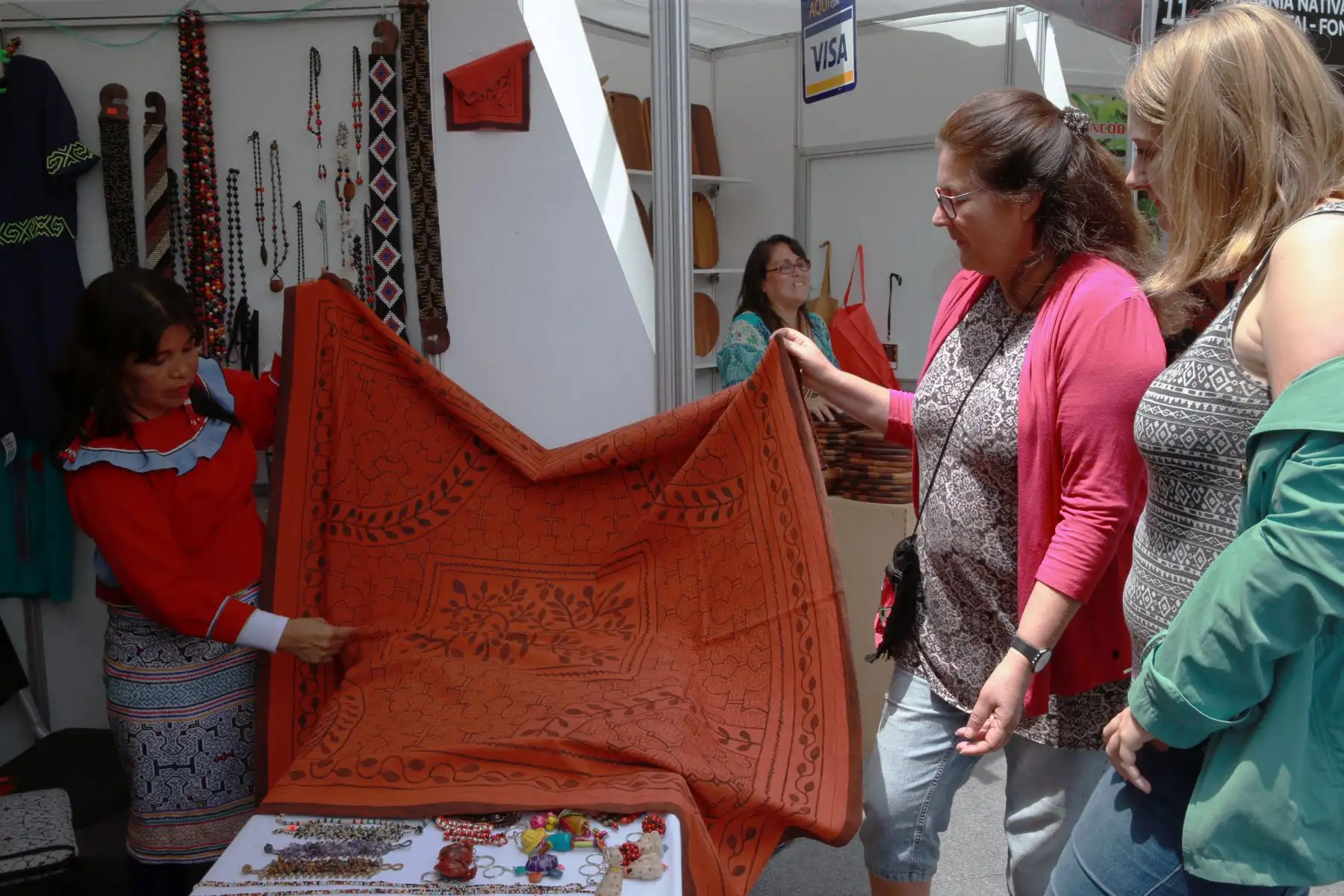 Feria Arte Nativa 2018 muestra variada oferta artesanal de productos que incluyen piezas de cerámica, textil, bisutería, trabajos en madera, fibra vegetal y pintura. Foto: ANDINA/Norman Córdova