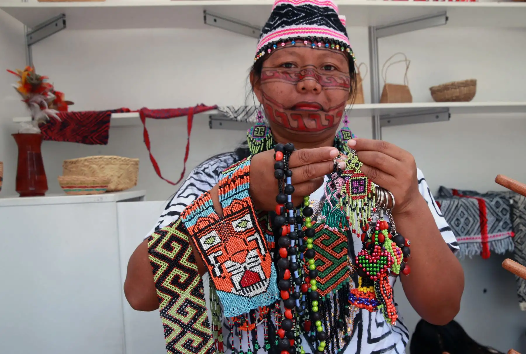 Feria Arte Nativa 2018 muestra variada oferta artesanal de productos que incluyen piezas de cerámica, textil, bisutería, trabajos en madera, fibra vegetal y pintura. Foto: ANDINA/Norman Córdova