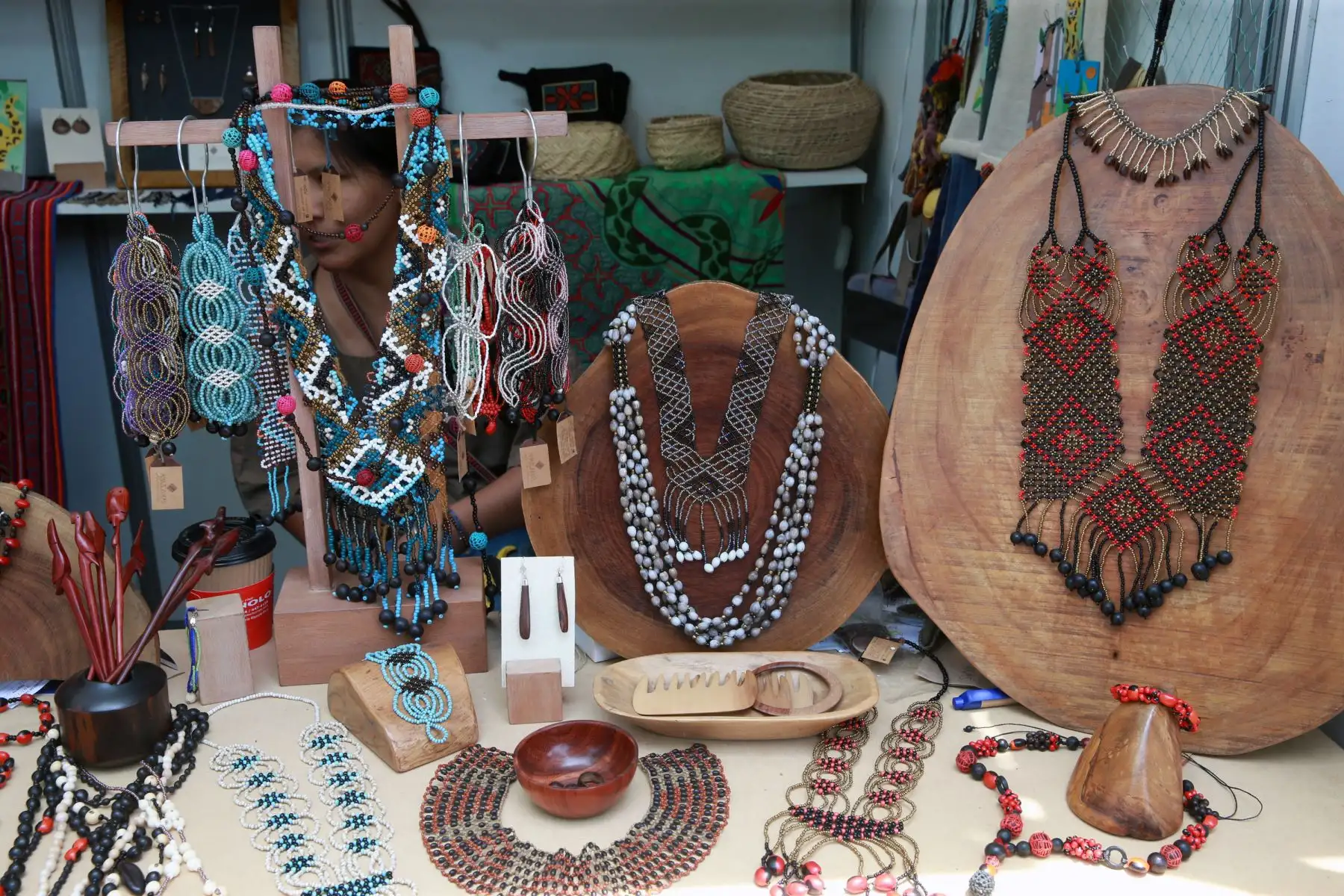 Feria Arte Nativa 2018 muestra variada oferta artesanal de productos que incluyen piezas de cerámica, textil, bisutería, trabajos en madera, fibra vegetal y pintura. Foto: ANDINA/Norman Córdova