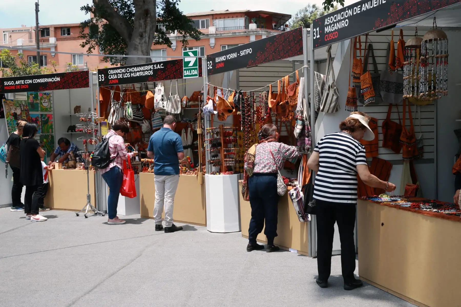 Feria Arte Nativa 2018 muestra variada oferta artesanal de productos que incluyen piezas de cerámica, textil, bisutería, trabajos en madera, fibra vegetal y pintura. Foto: ANDINA/Norman Córdova